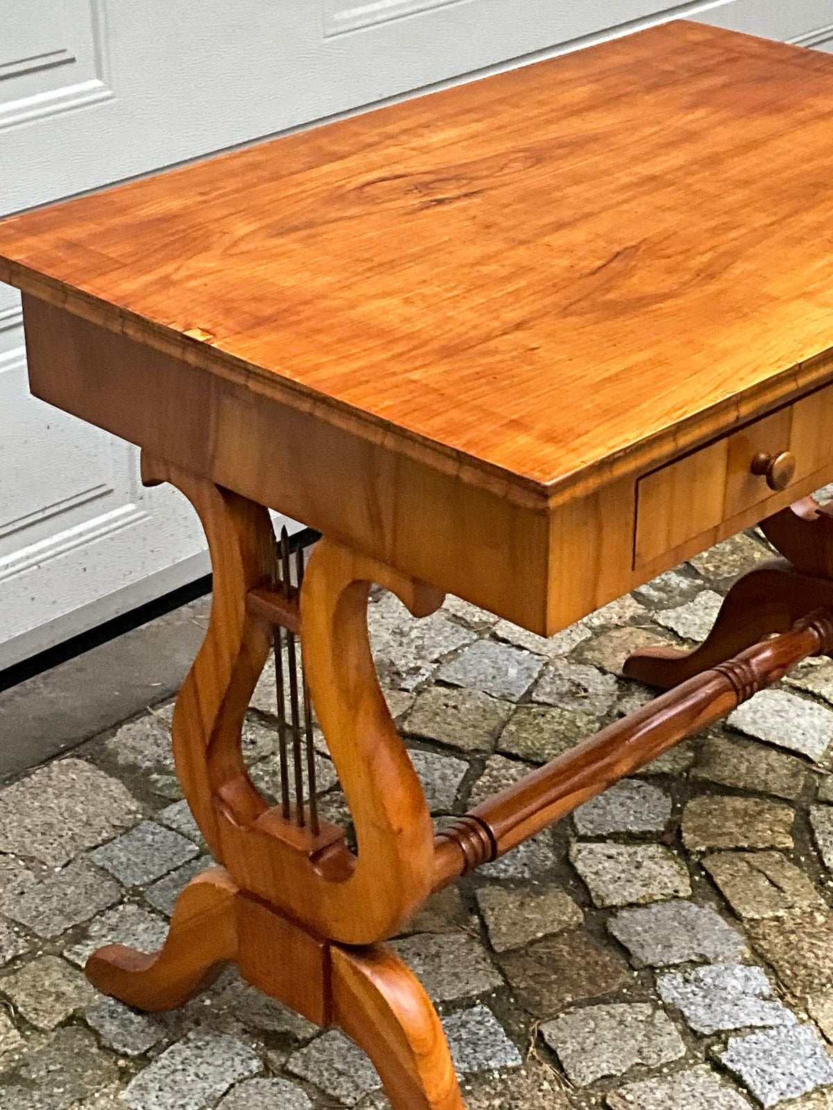 Biedermeier Lyra Schreibtisch in Kirschbaum um 1830