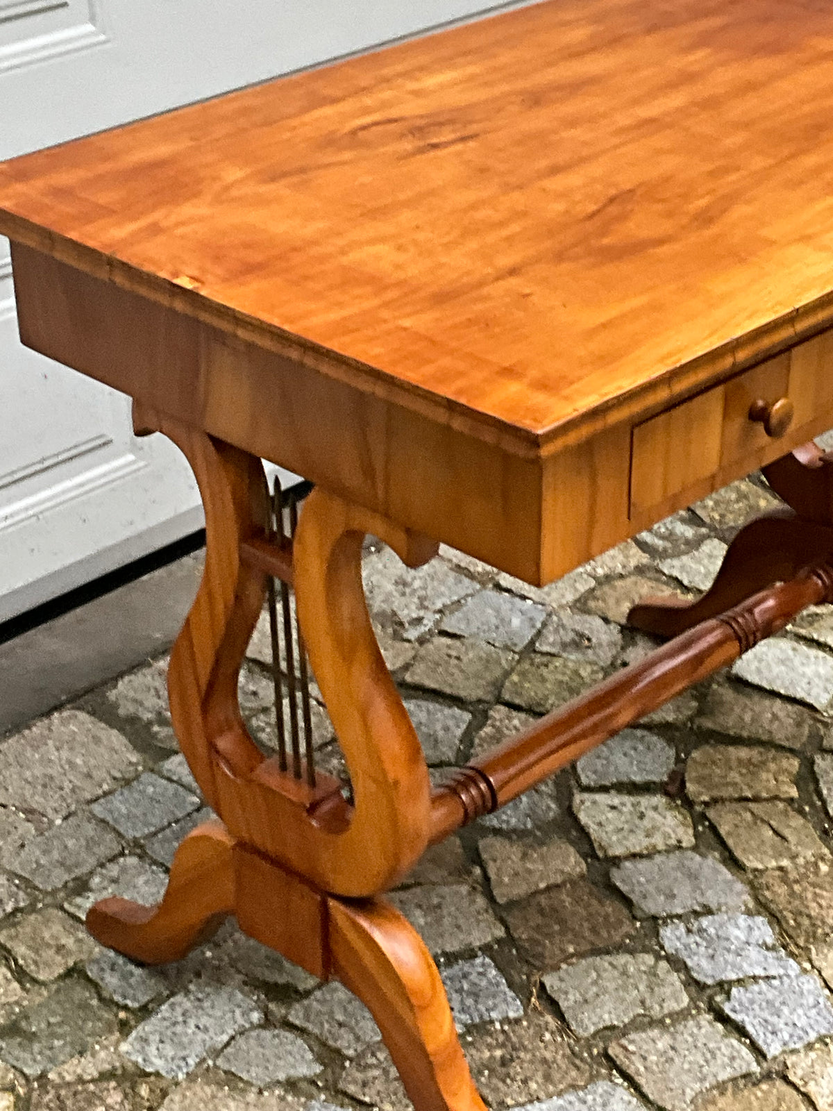 Biedermeier Lyra Schreibtisch in Kirschbaum um 1830