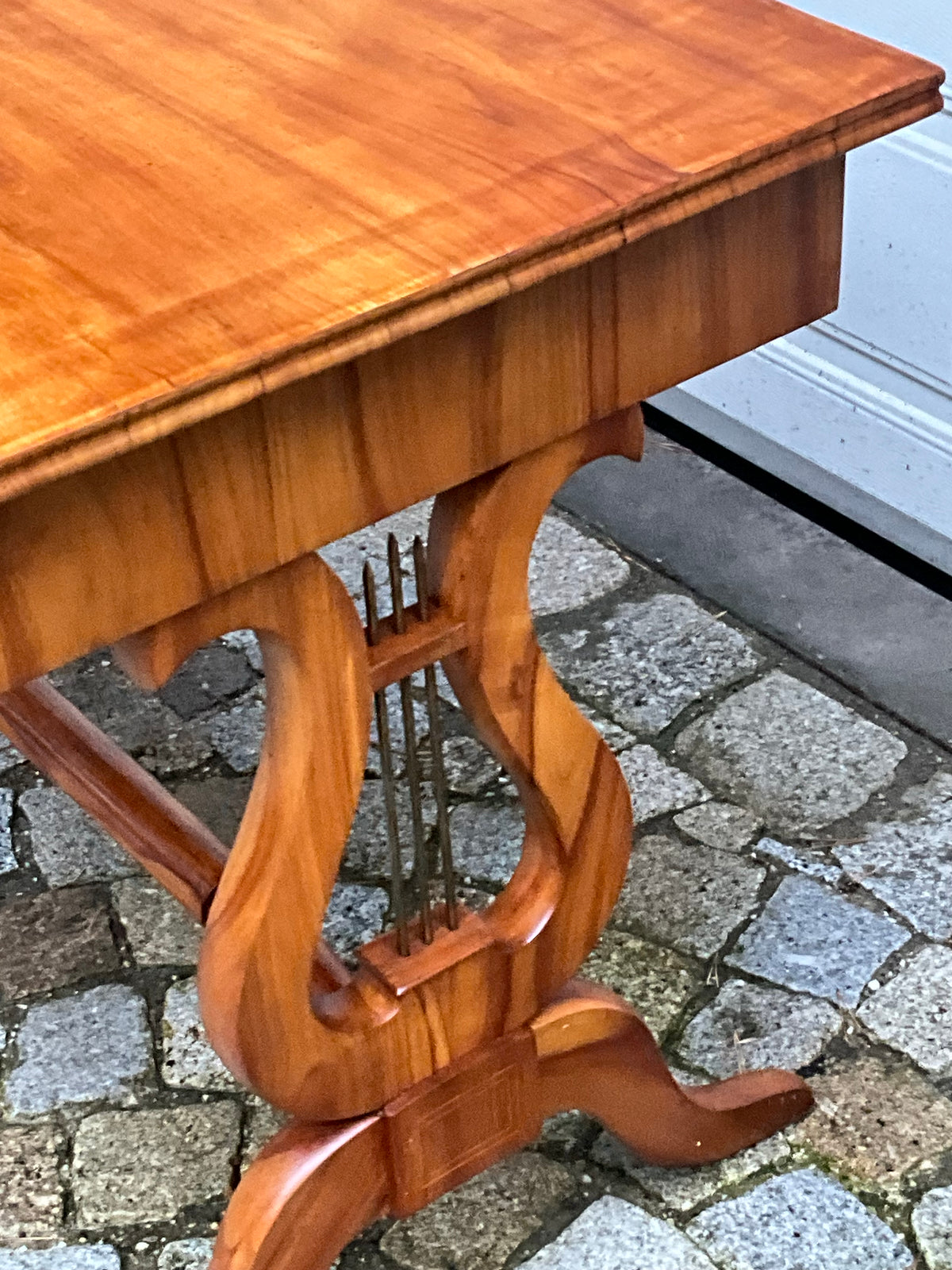 Biedermeier Lyra Schreibtisch in Kirschbaum um 1830