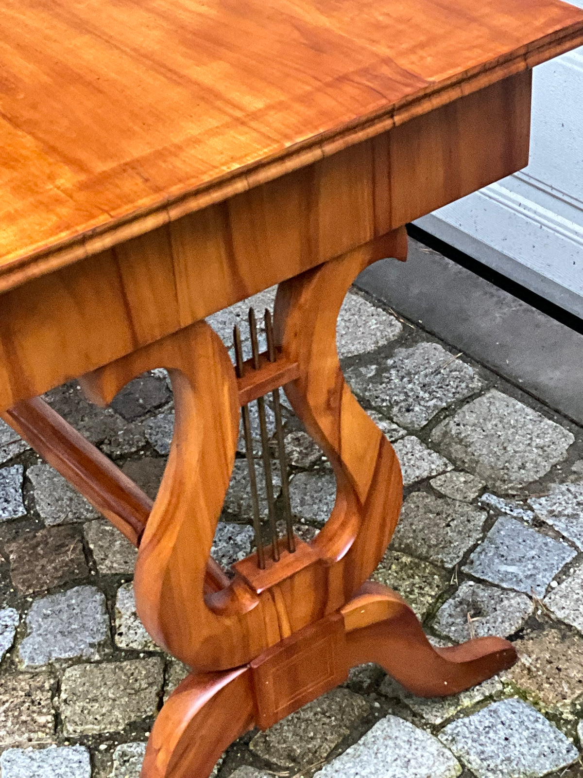Biedermeier Lyra Schreibtisch in Kirschbaum um 1830
