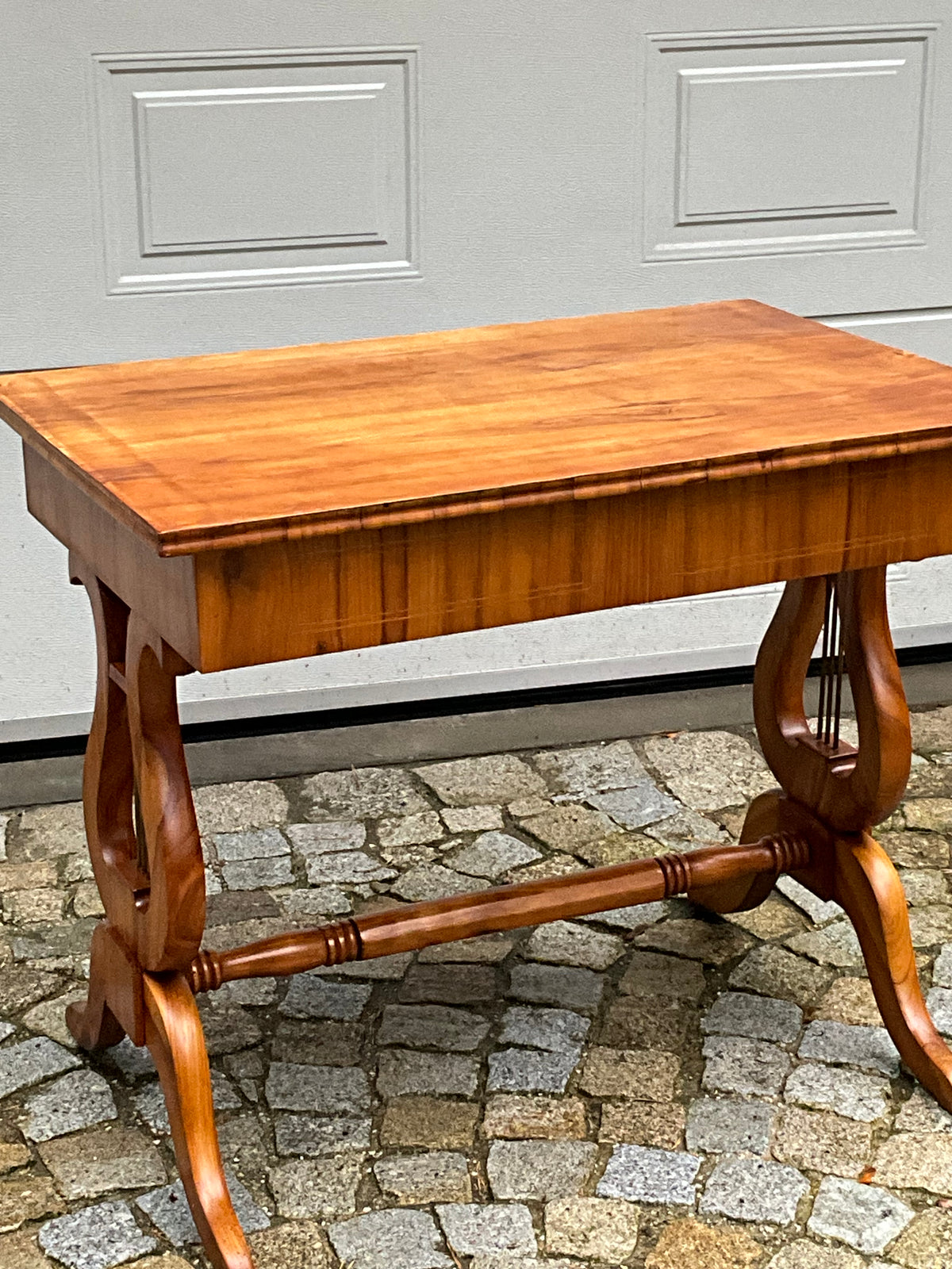 Biedermeier Lyra Schreibtisch in Kirschbaum um 1830