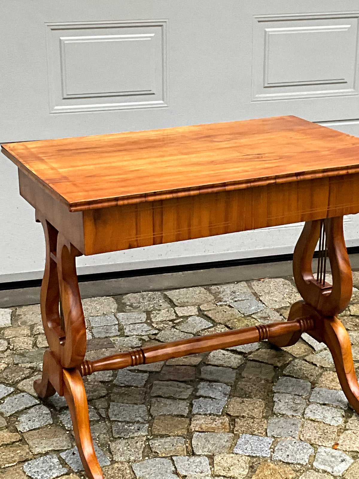 Biedermeier Lyra Schreibtisch in Kirschbaum um 1830