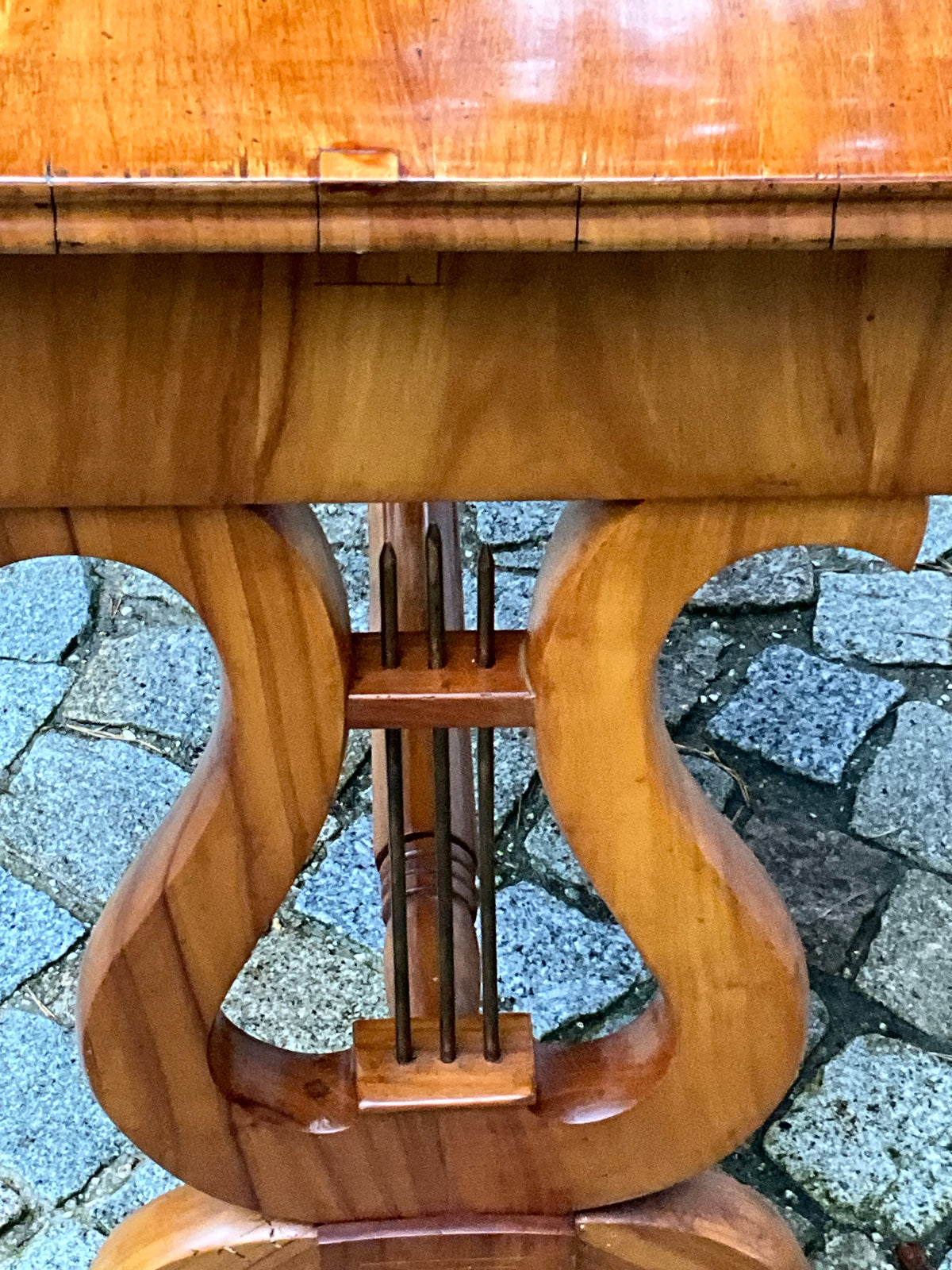 Biedermeier Lyra Schreibtisch in Kirschbaum um 1830