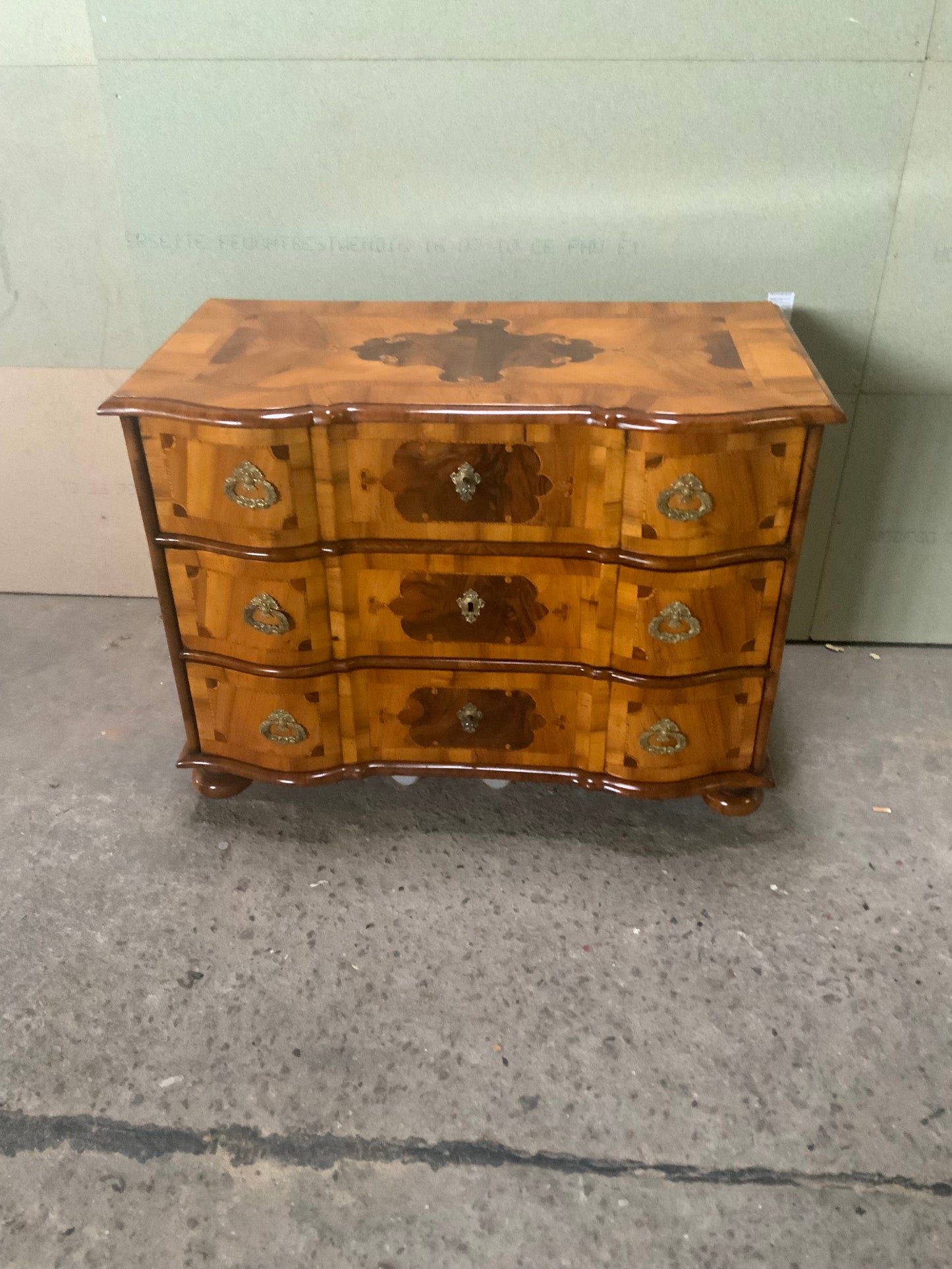 Kleine Barockkommode in hellem Nussbaum intarsiert