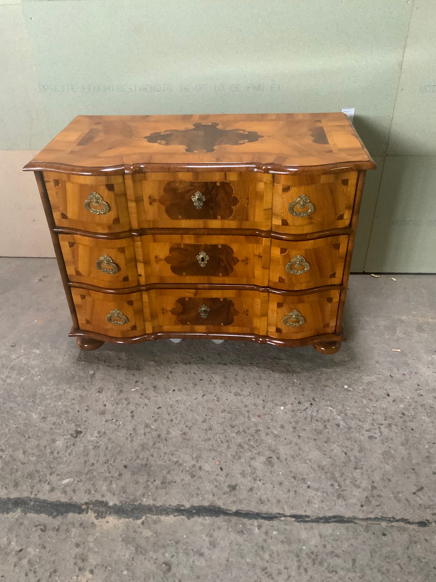 Kleine Barockkommode in hellem Nussbaum intarsiert