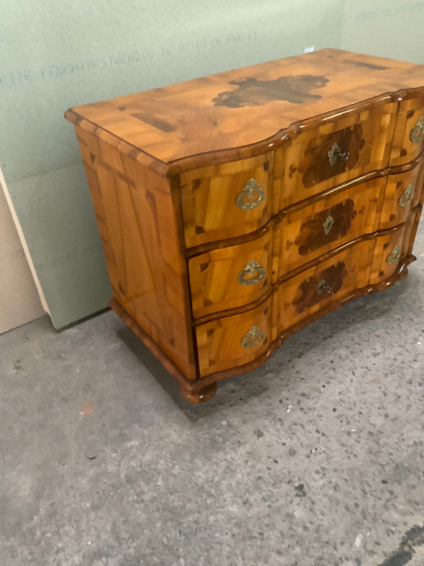 Kleine Barockkommode in hellem Nussbaum intarsiert