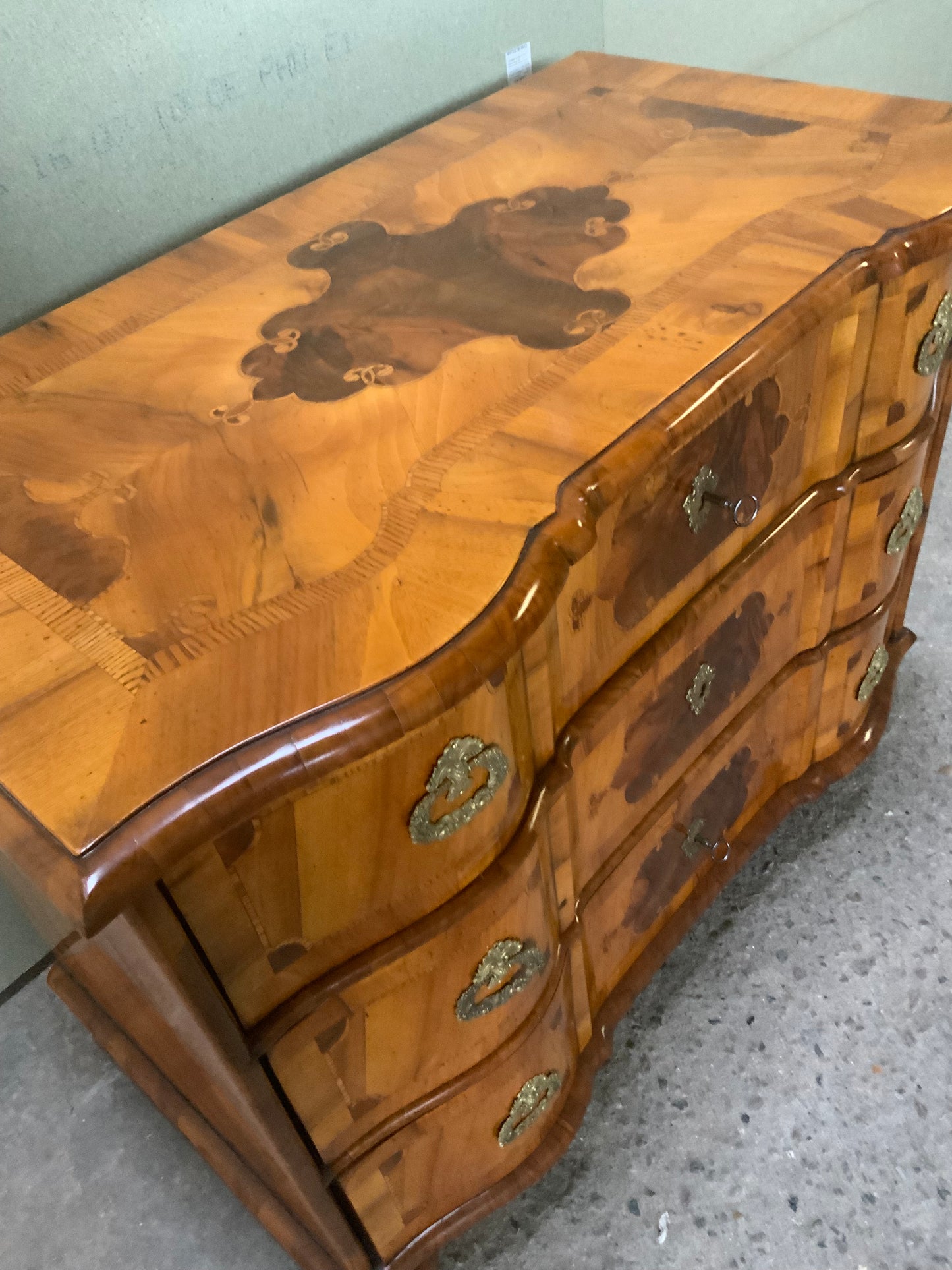 Kleine Barockkommode in hellem Nussbaum intarsiert