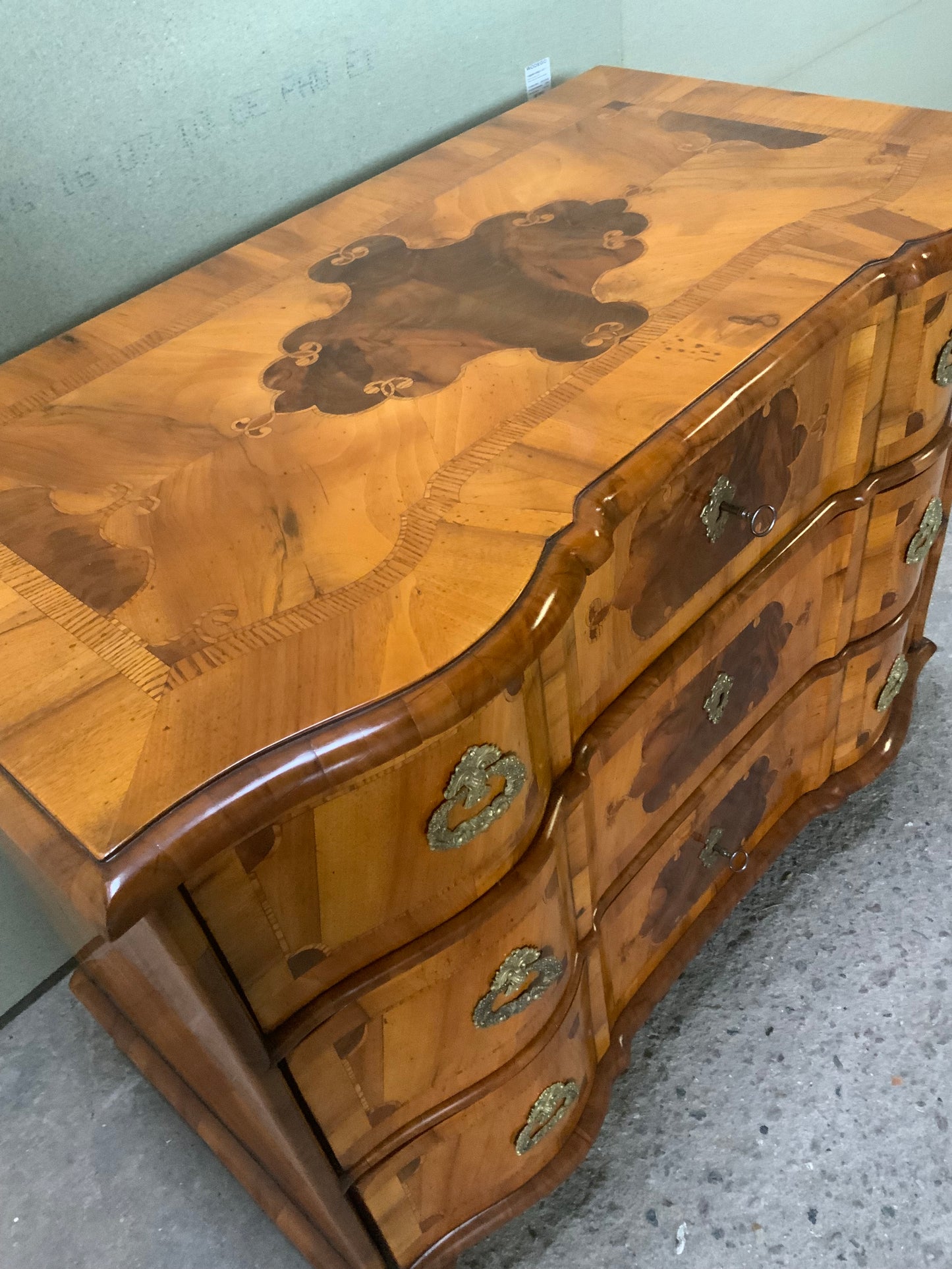 Kleine Barockkommode in hellem Nussbaum intarsiert