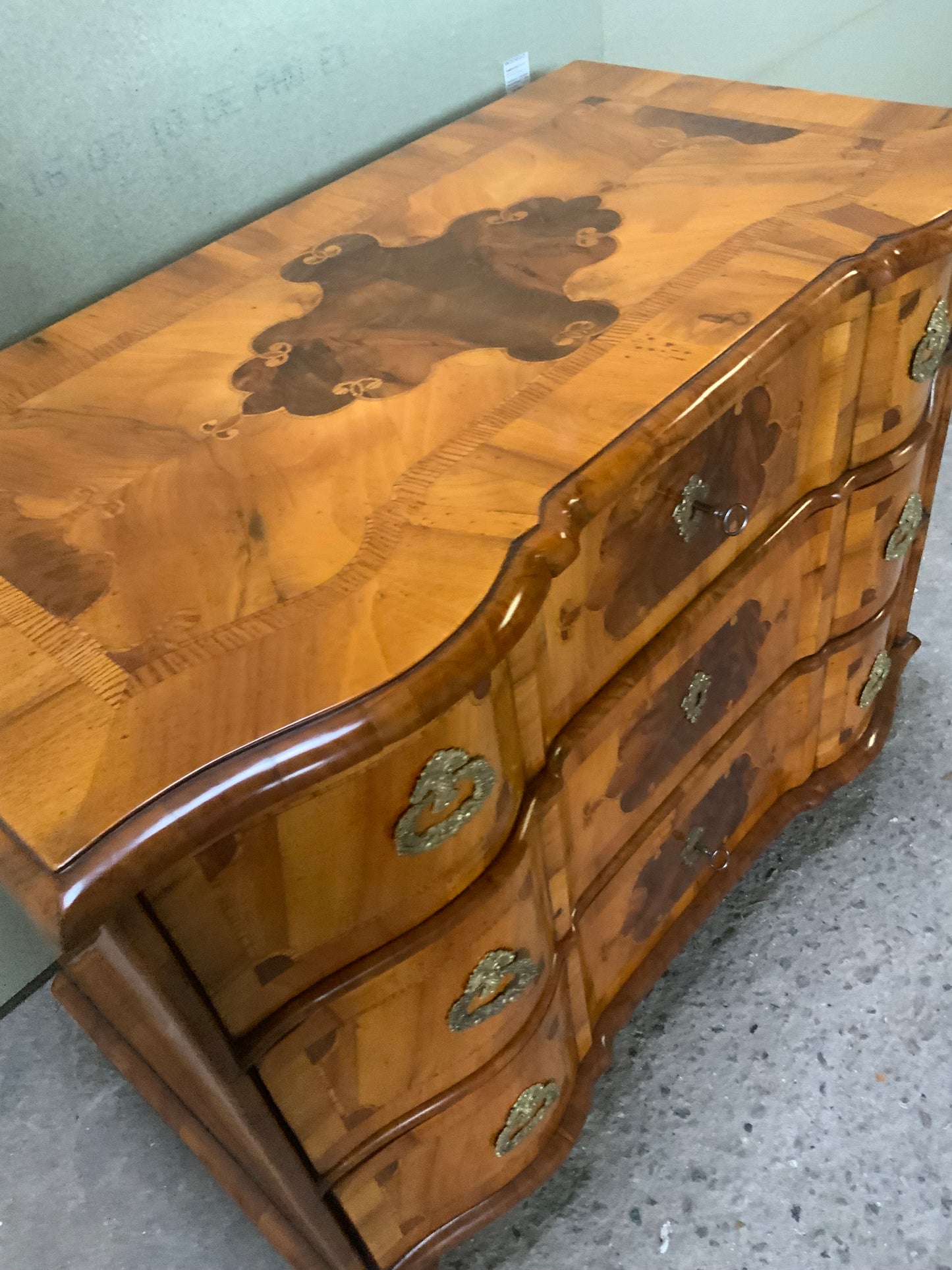 Kleine Barockkommode in hellem Nussbaum intarsiert