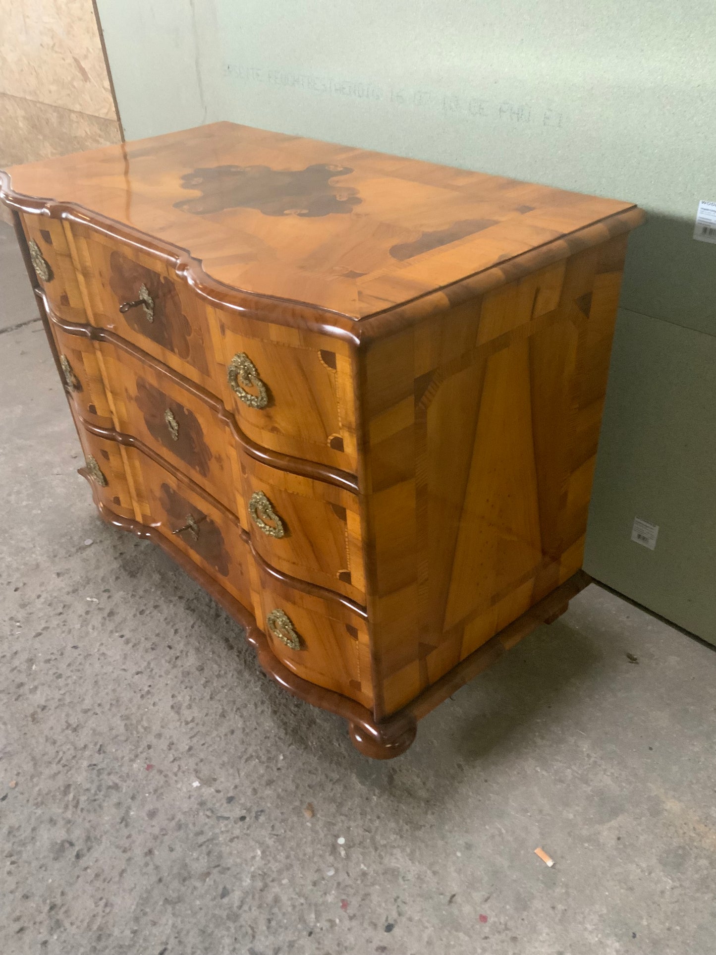 Kleine Barockkommode in hellem Nussbaum intarsiert