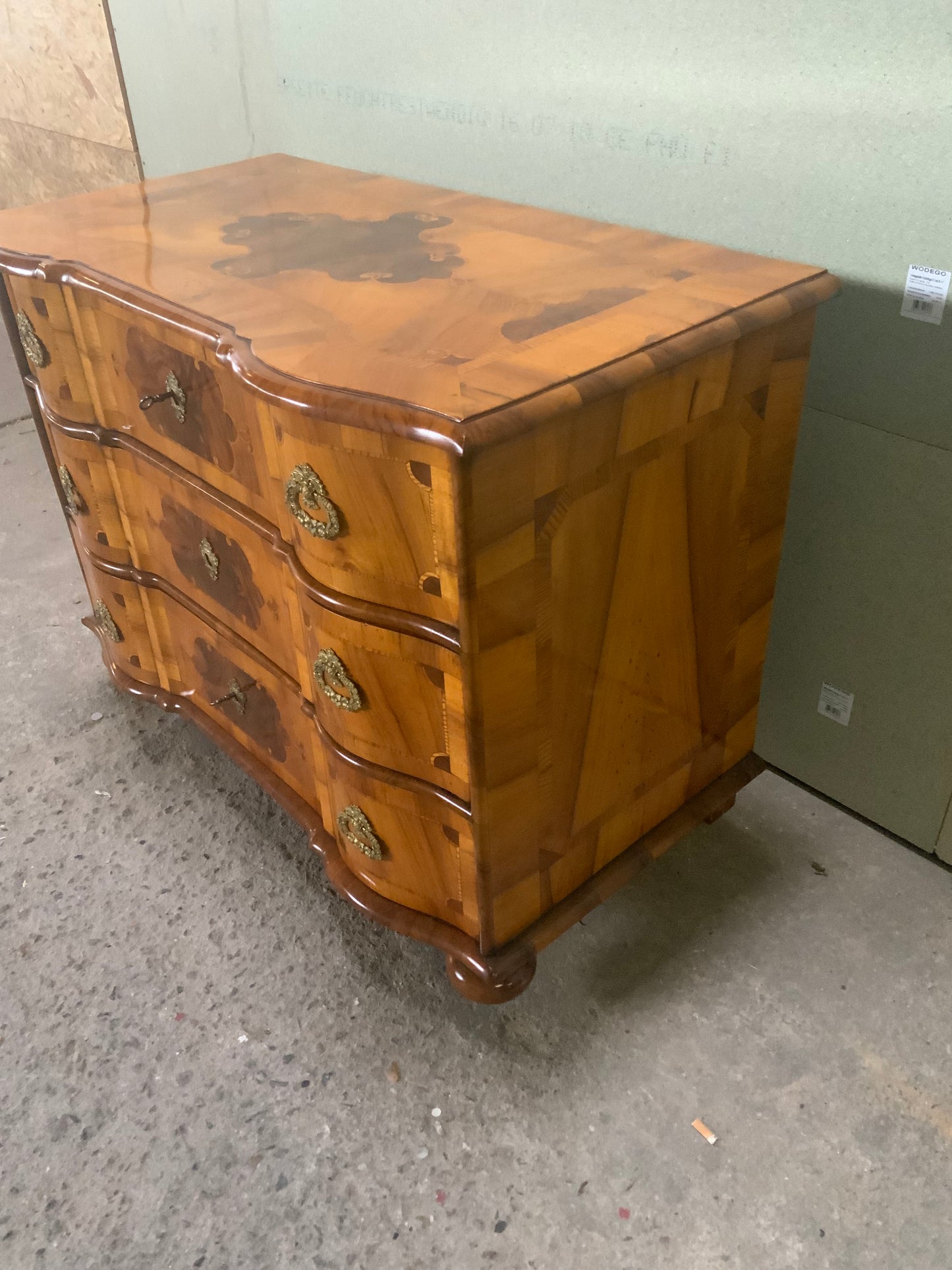 Kleine Barockkommode in hellem Nussbaum intarsiert