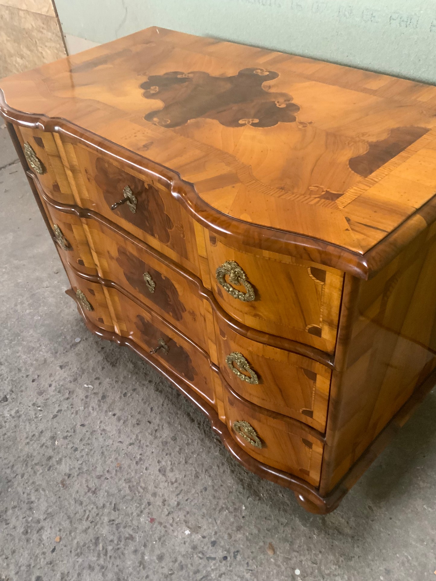 Kleine Barockkommode in hellem Nussbaum intarsiert