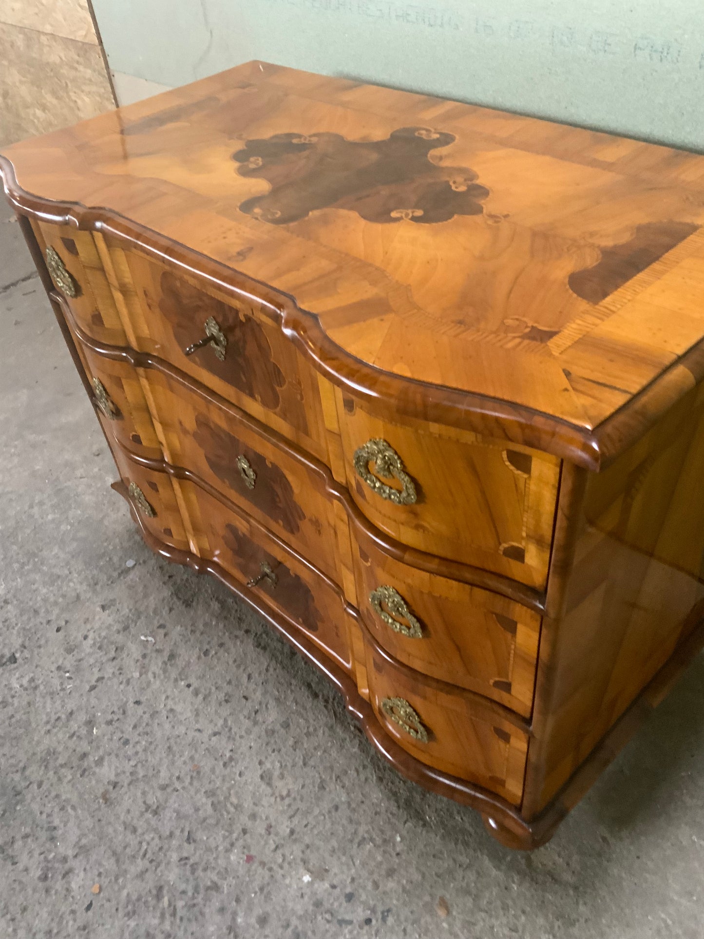 Kleine Barockkommode in hellem Nussbaum intarsiert