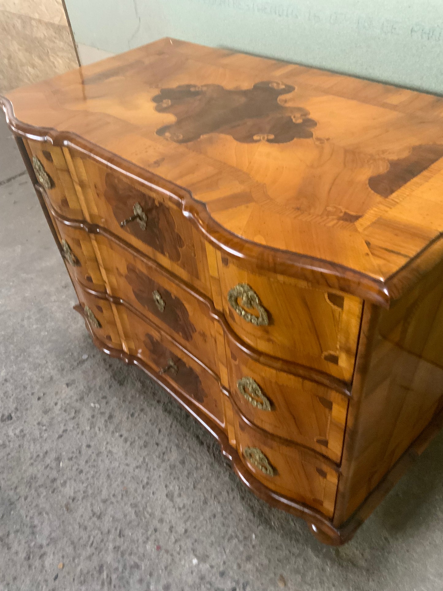 Kleine Barockkommode in hellem Nussbaum intarsiert