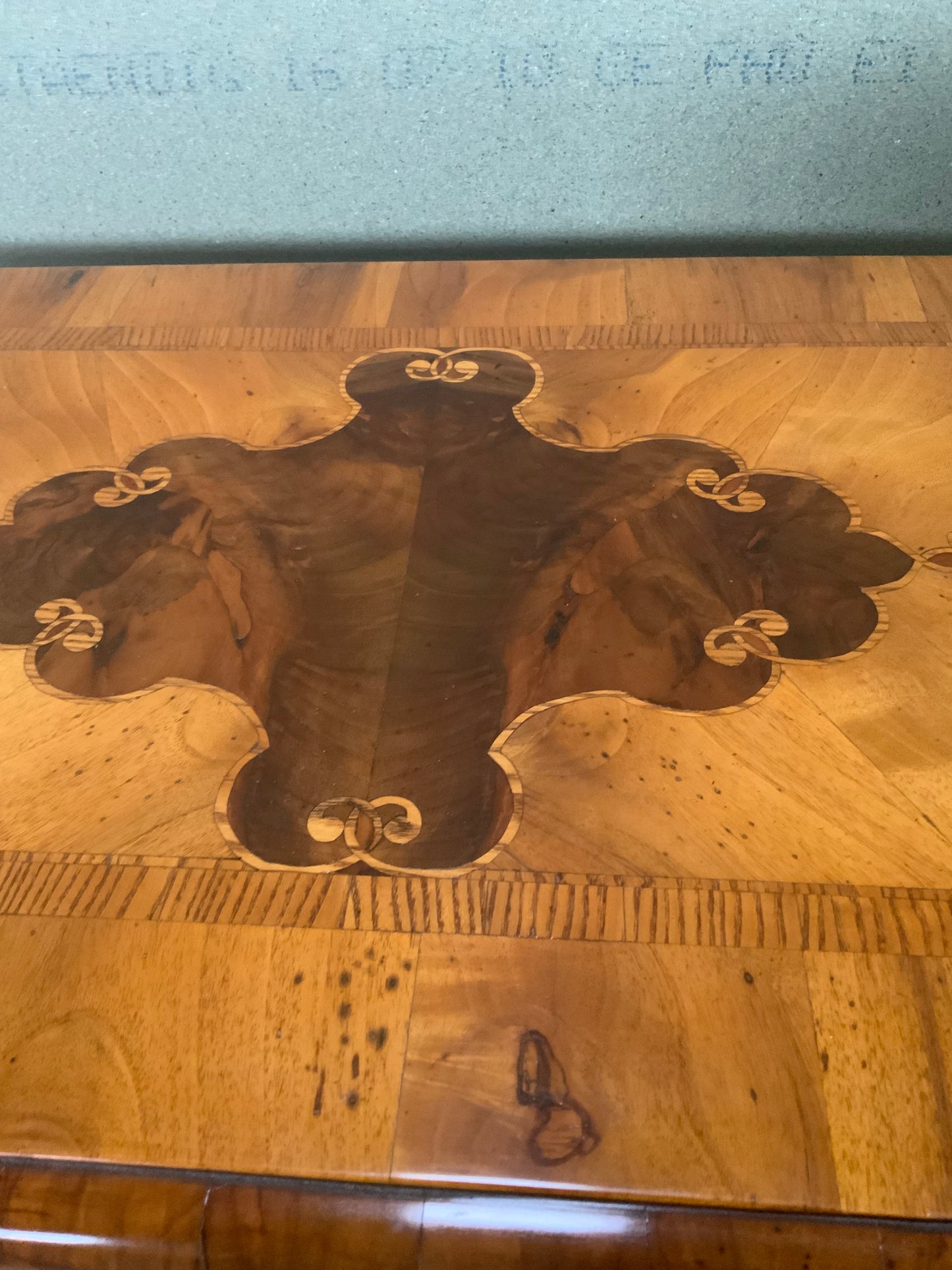 Kleine Barockkommode in hellem Nussbaum intarsiert