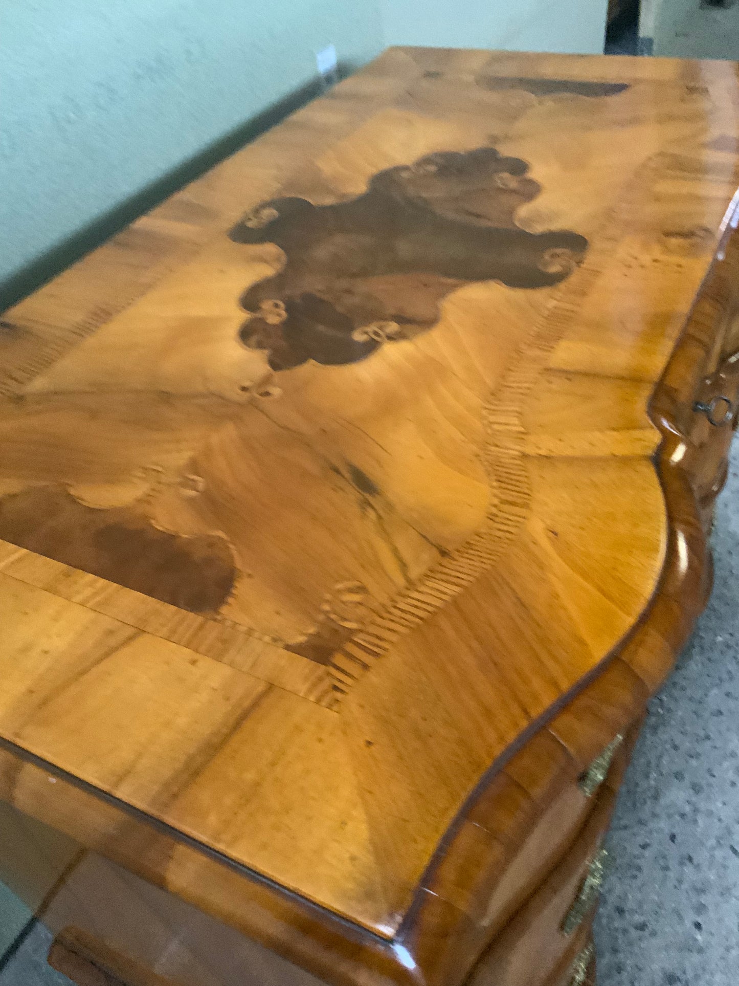 Kleine Barockkommode in hellem Nussbaum intarsiert