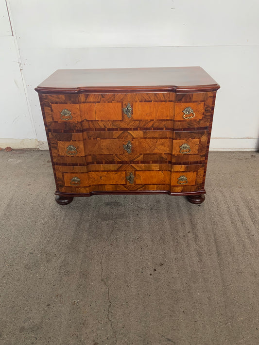 Kleine Barockkommode Nussbaum intarsiert um 1770