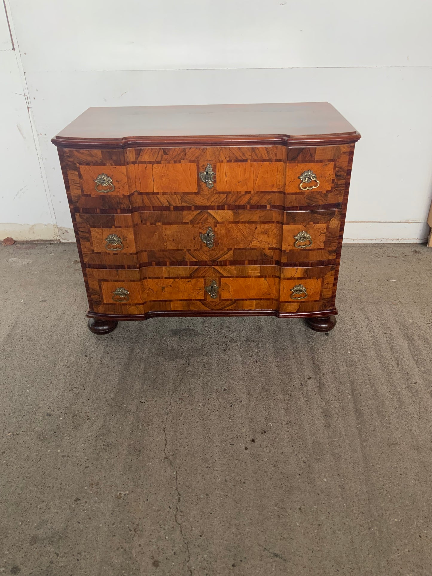 Kleine Barockkommode Nussbaum intarsiert um 1770