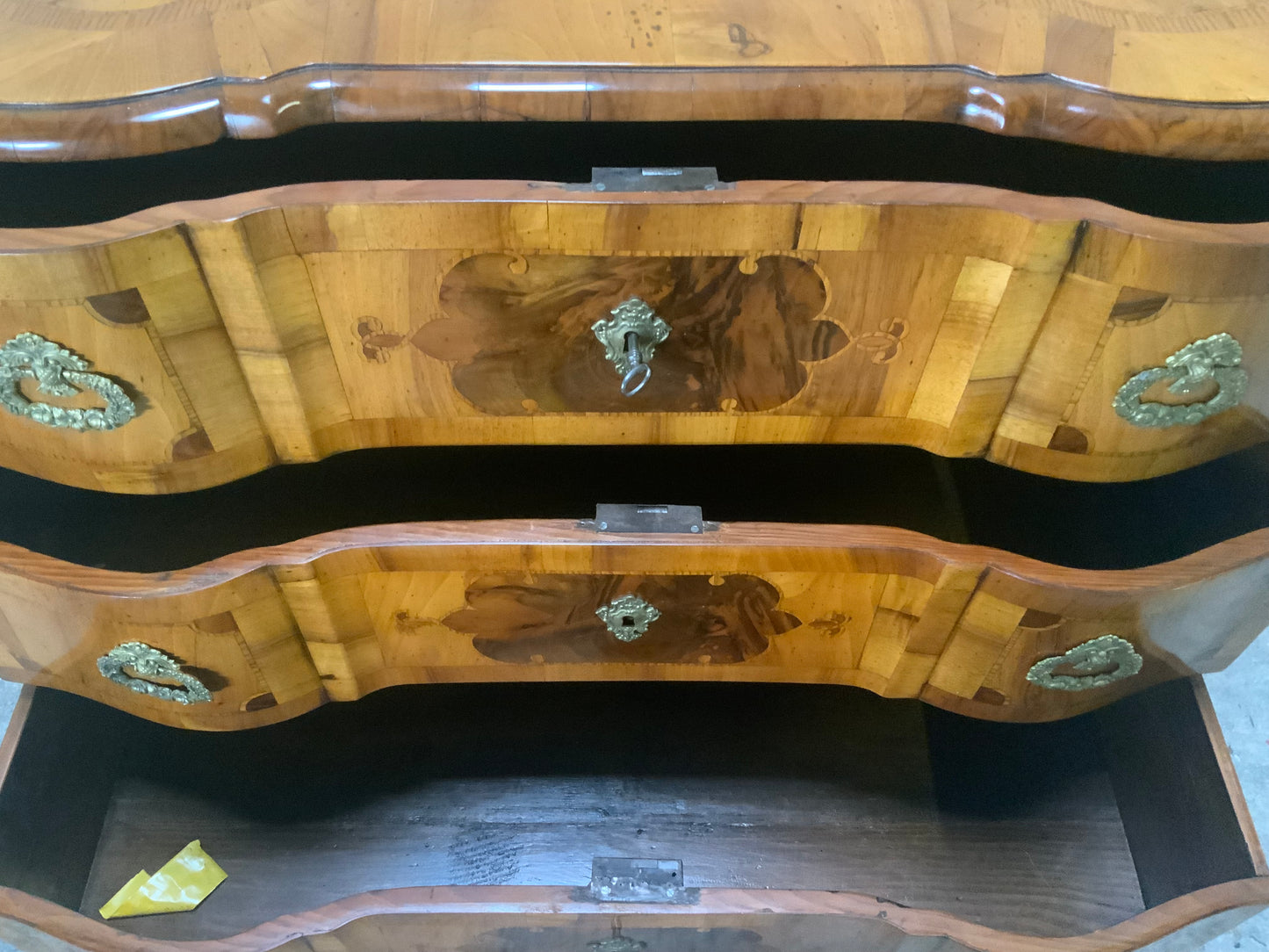 Kleine Barockkommode in hellem Nussbaum intarsiert