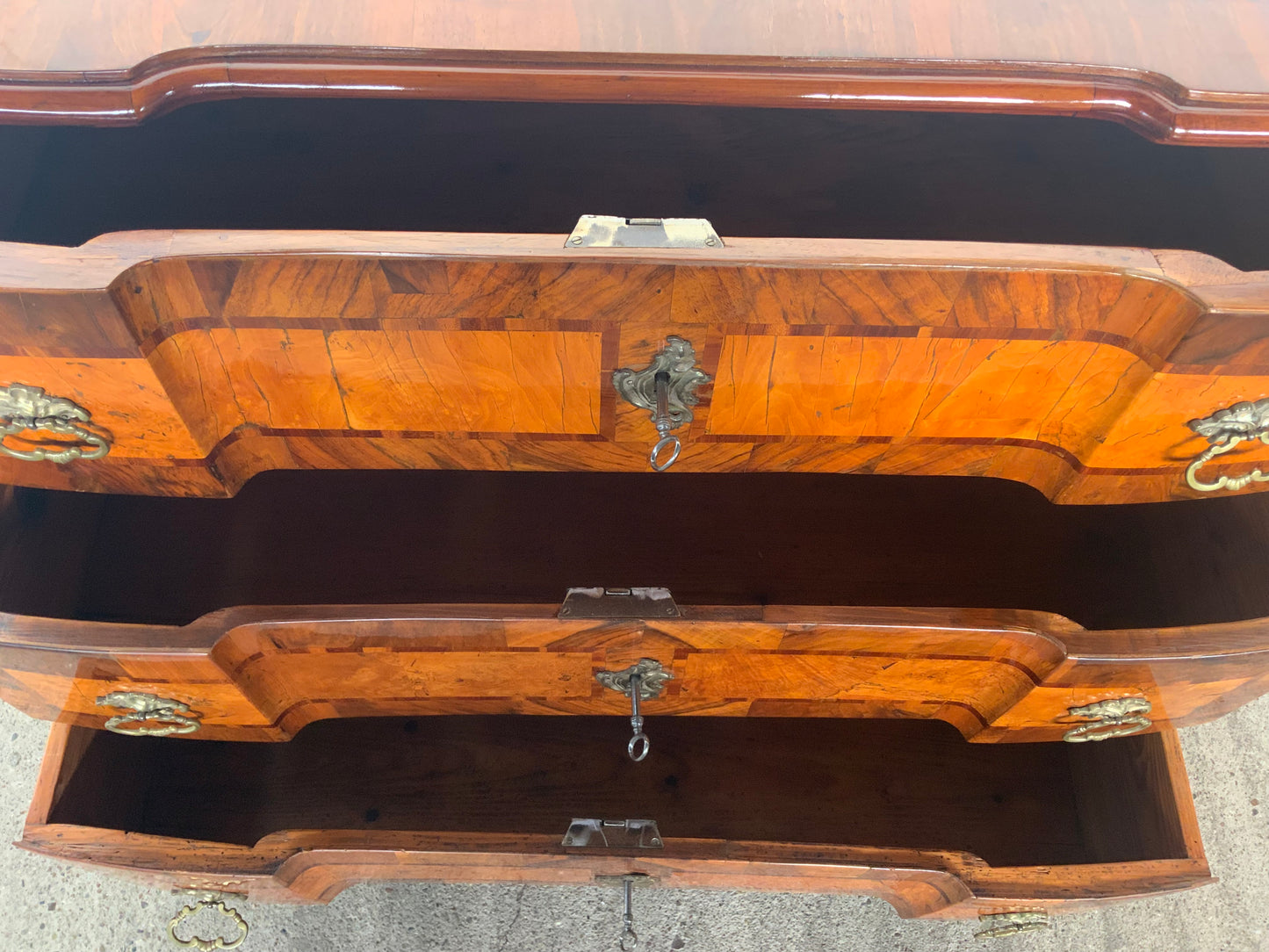 Kleine Barockkommode Nussbaum intarsiert um 1770