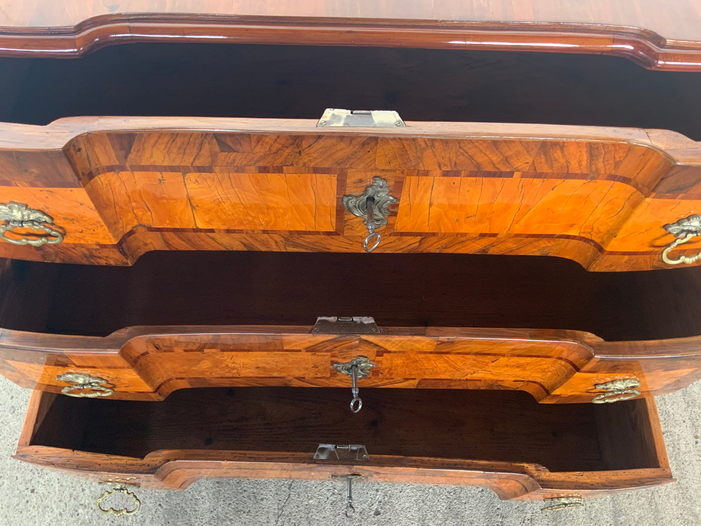 Kleine Barockkommode Nussbaum intarsiert um 1770