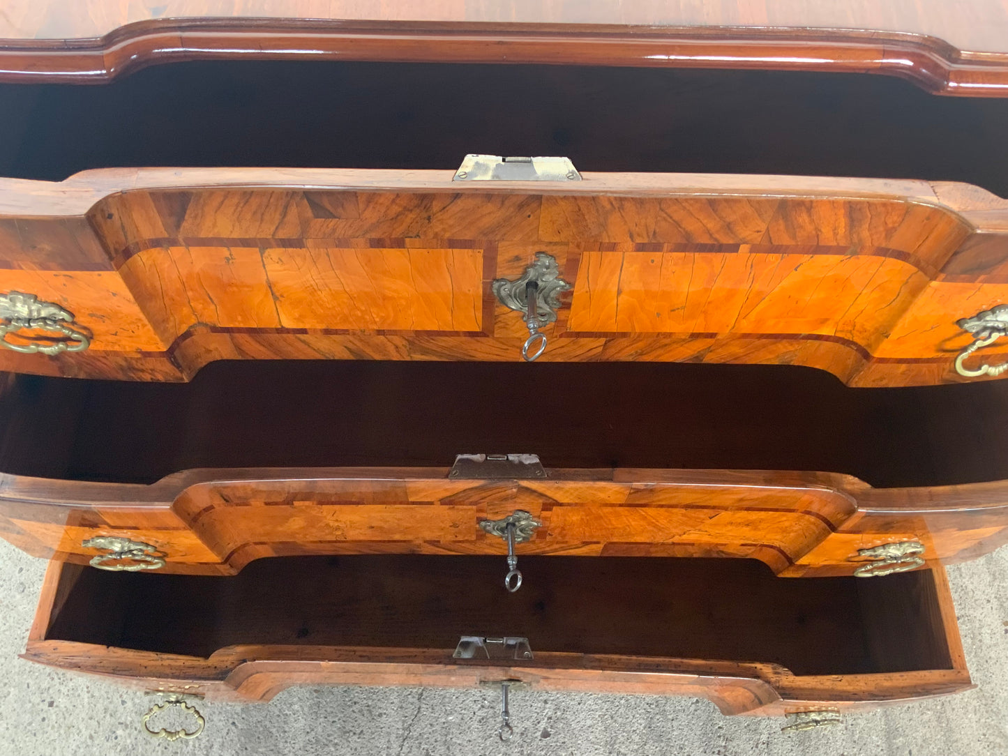 Kleine Barockkommode Nussbaum intarsiert um 1770