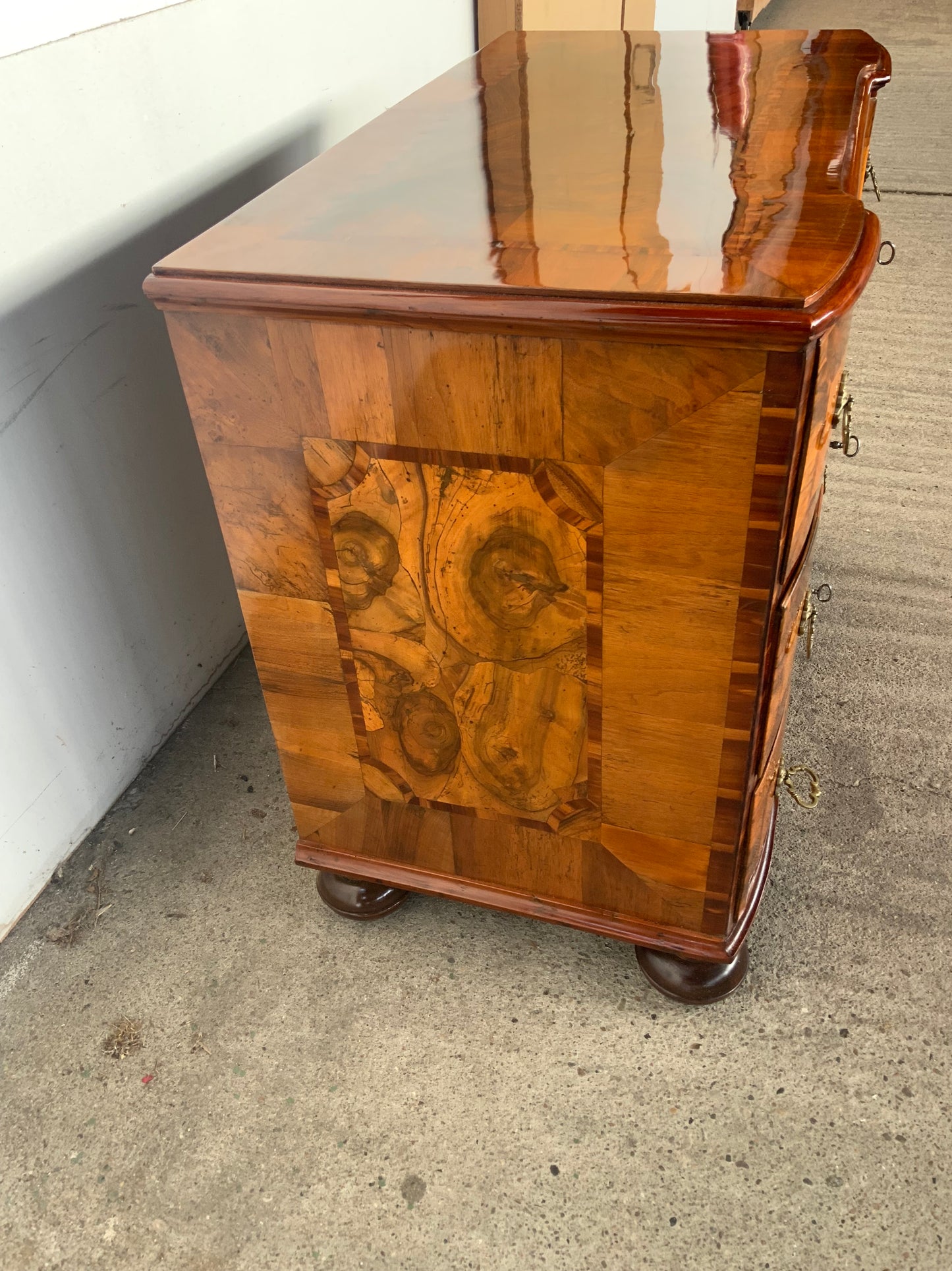 Kleine Barockkommode Nussbaum intarsiert um 1770