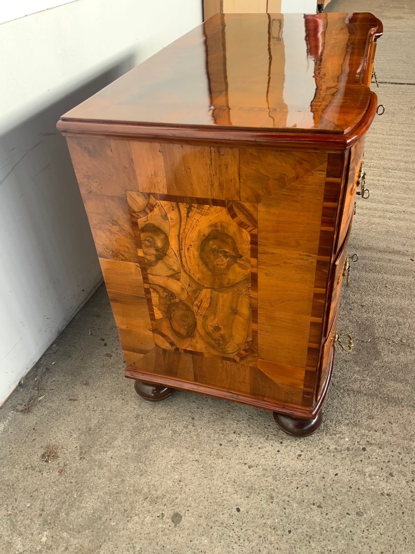 Kleine Barockkommode Nussbaum intarsiert um 1770