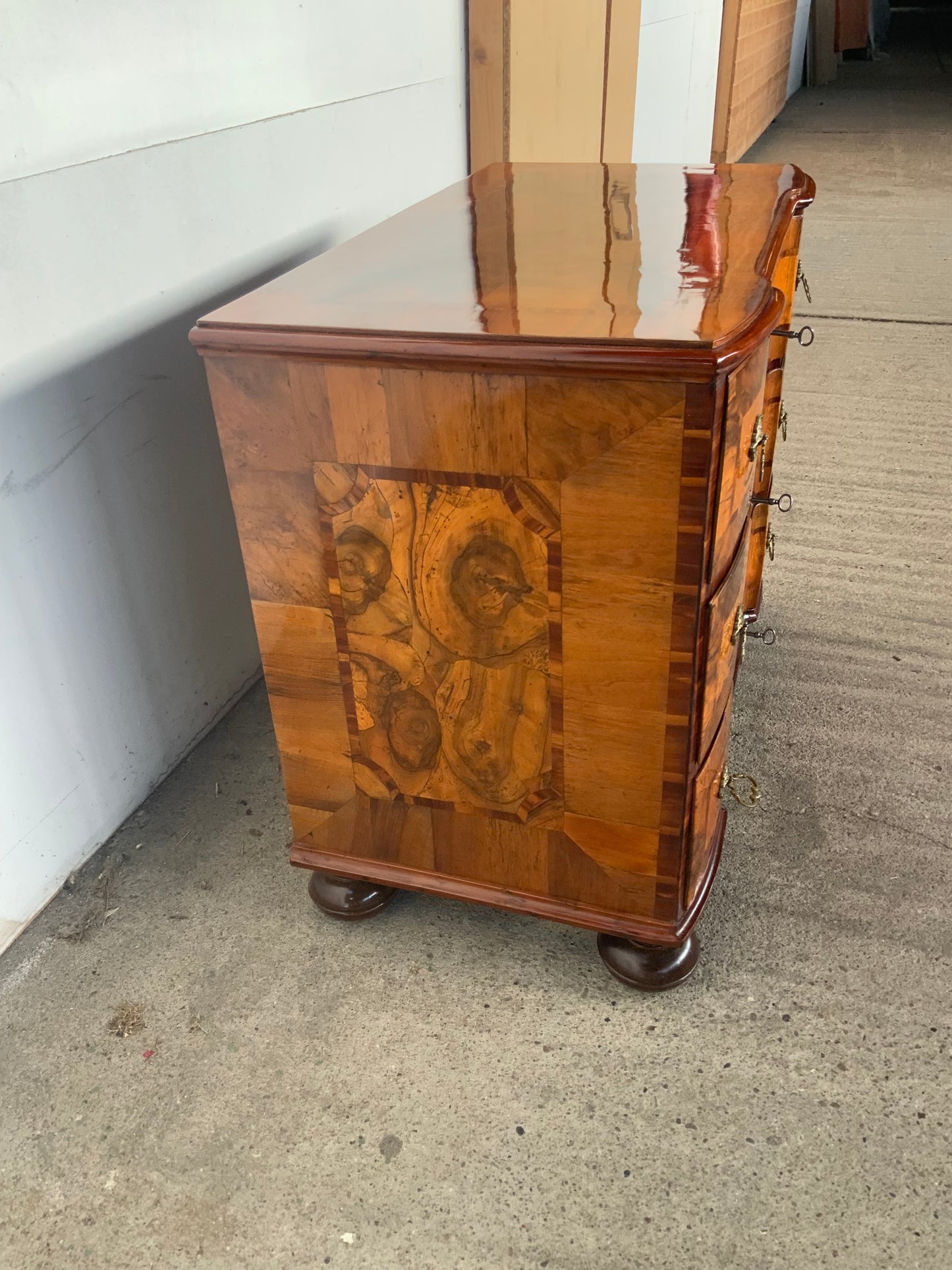 Kleine Barockkommode Nussbaum intarsiert um 1770