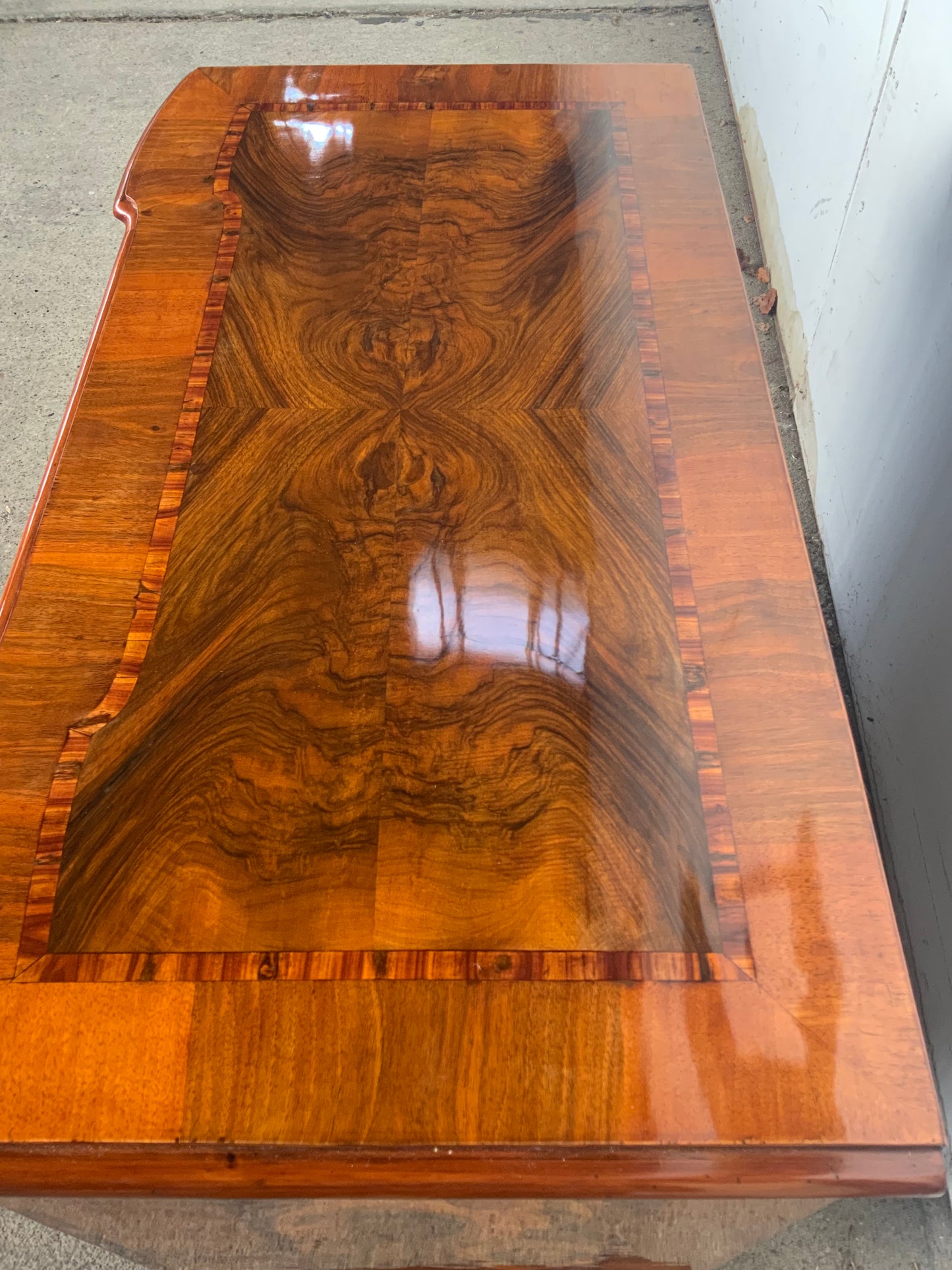 Kleine Barockkommode Nussbaum intarsiert um 1770