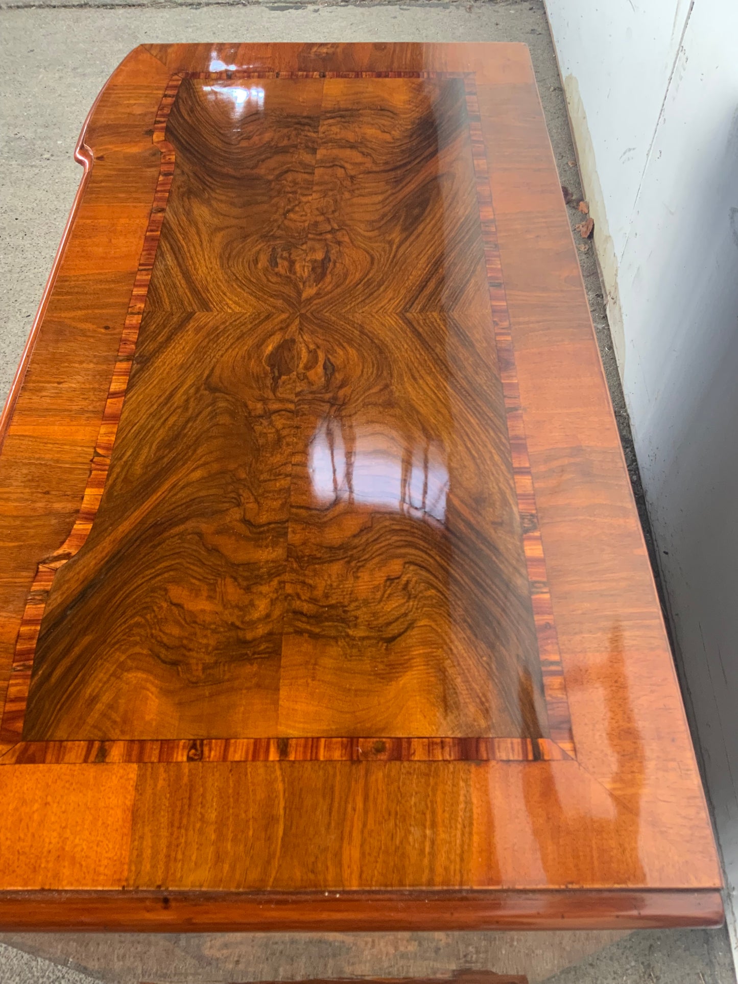 Kleine Barockkommode Nussbaum intarsiert um 1770