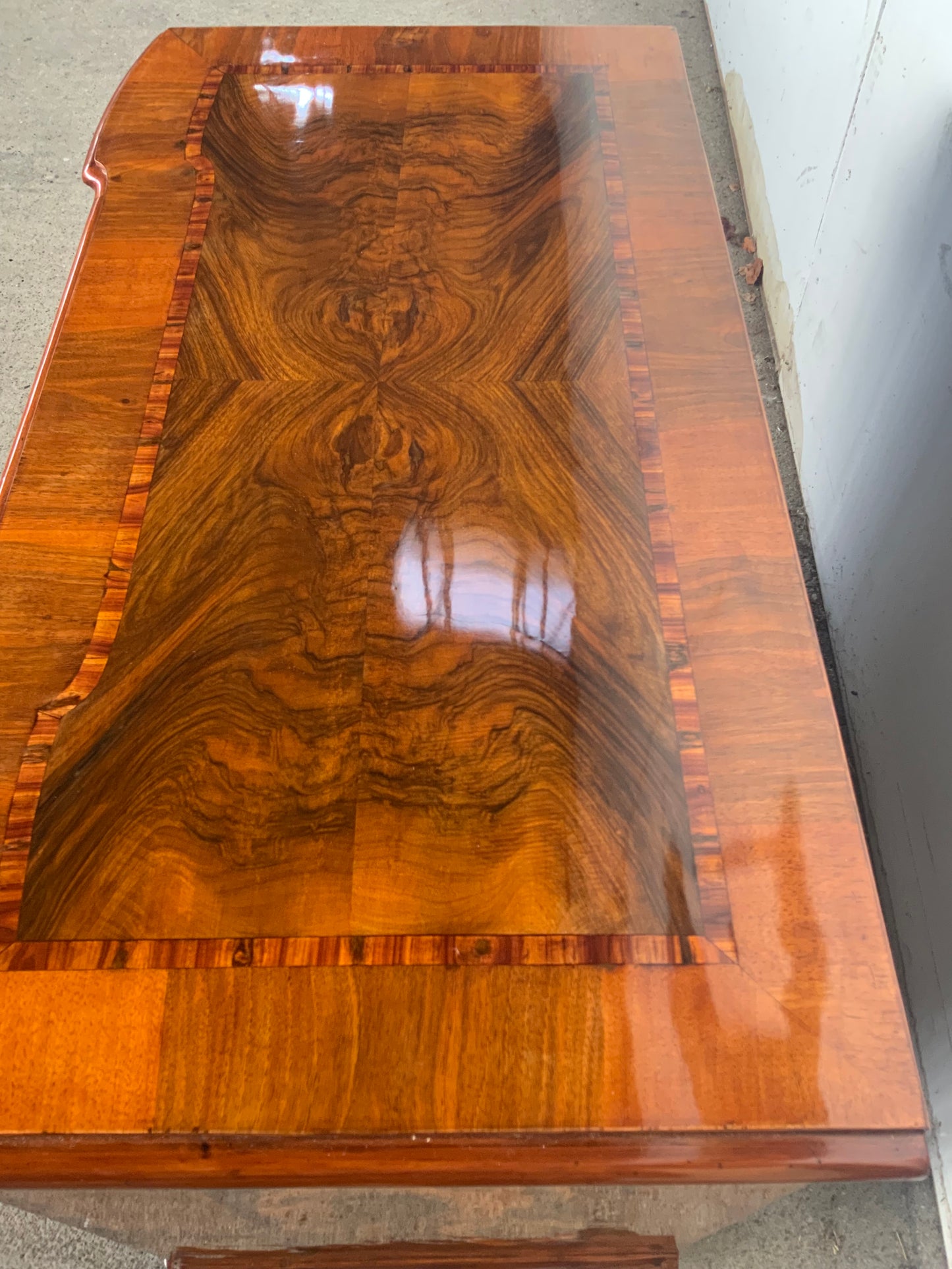 Kleine Barockkommode Nussbaum intarsiert um 1770