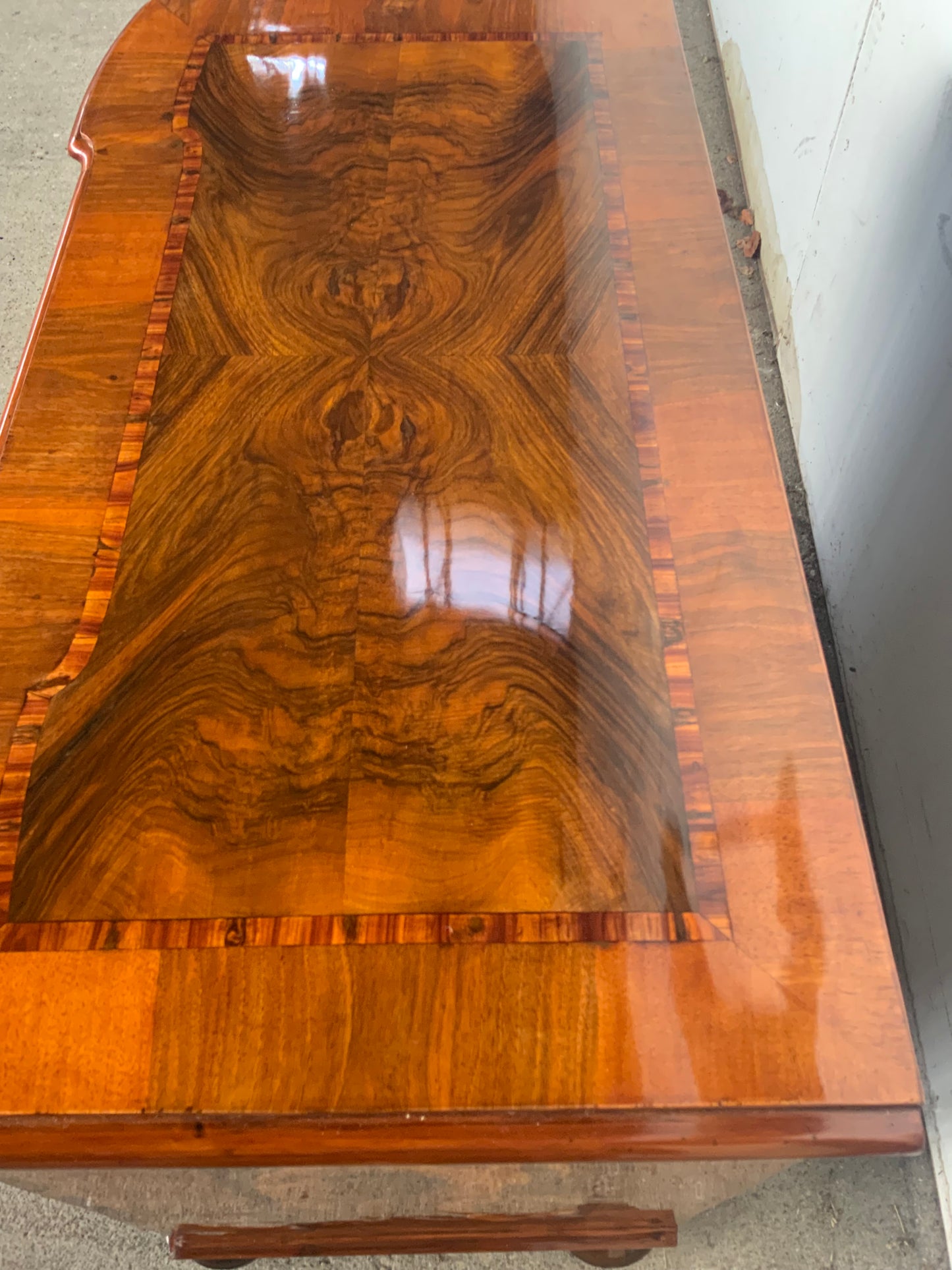 Kleine Barockkommode Nussbaum intarsiert um 1770