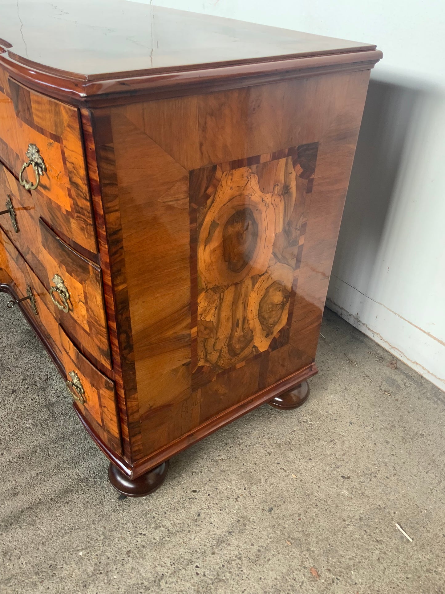 Kleine Barockkommode Nussbaum intarsiert um 1770