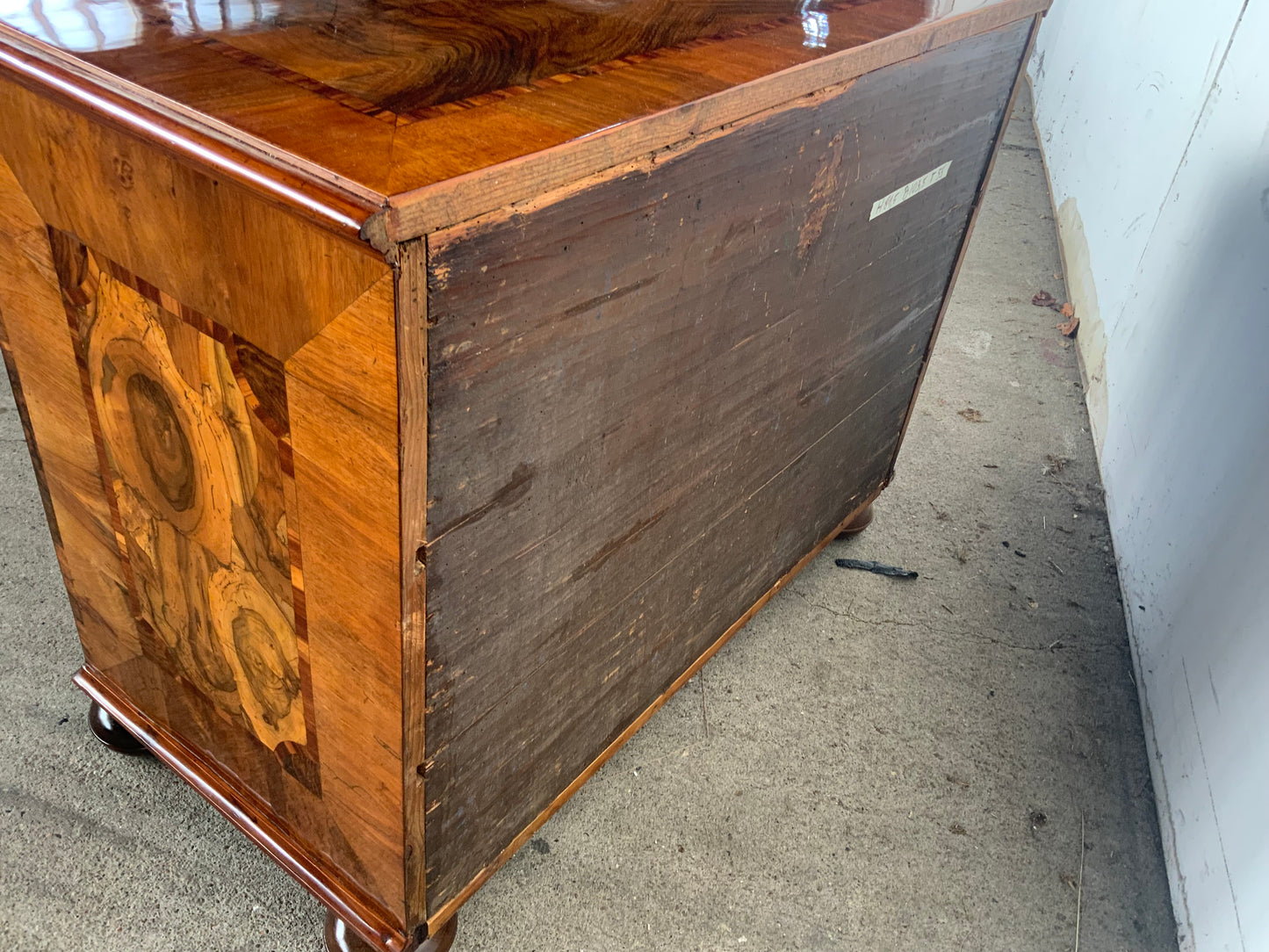 Kleine Barockkommode Nussbaum intarsiert um 1770