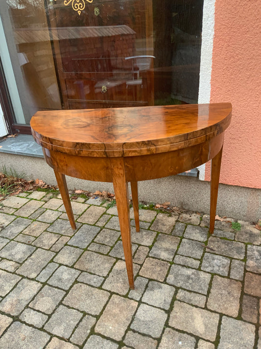 Demi Lune in Nussbaum um 1830