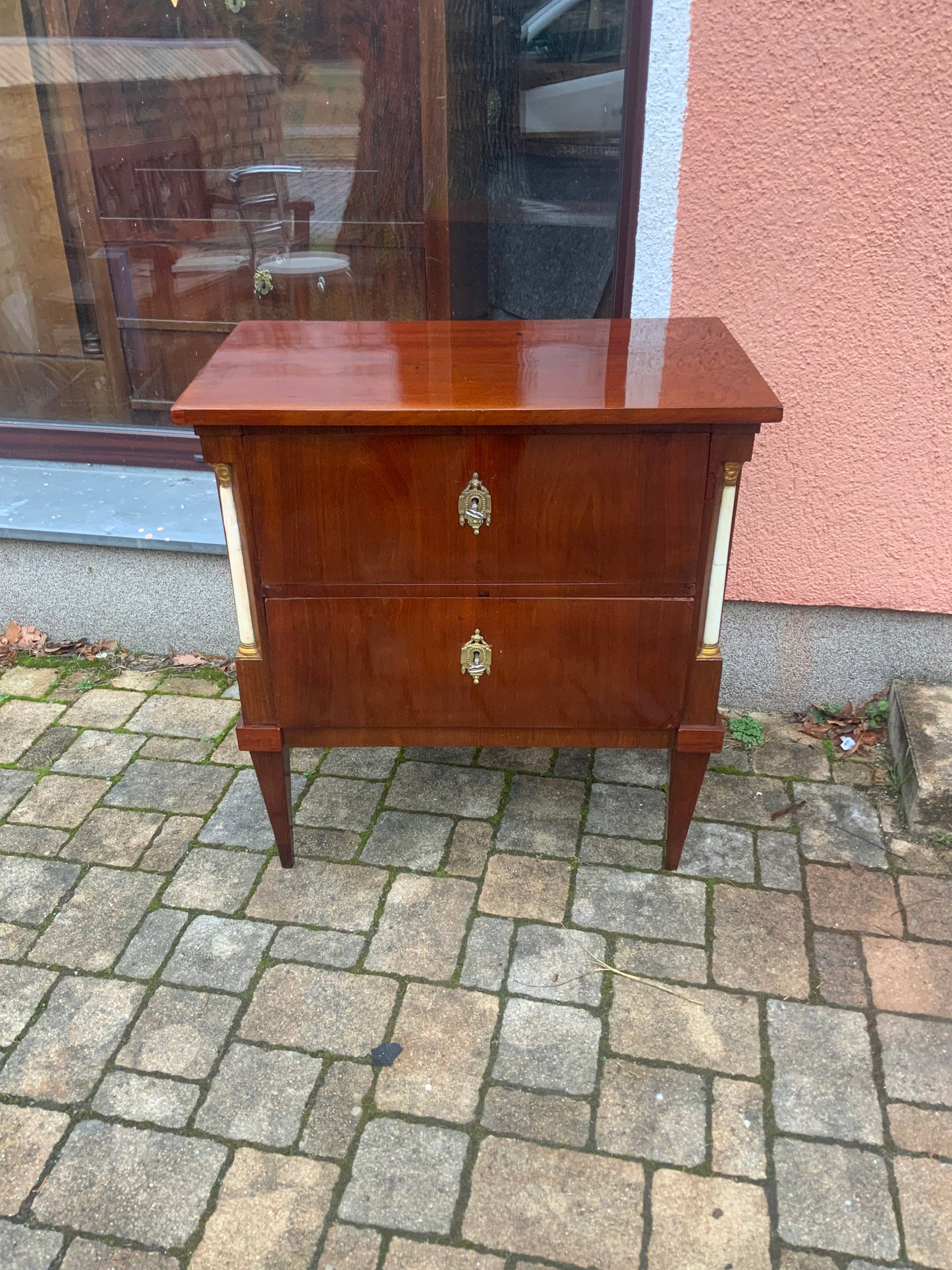 Kleine Empirekommode in Mahagoni um 1810