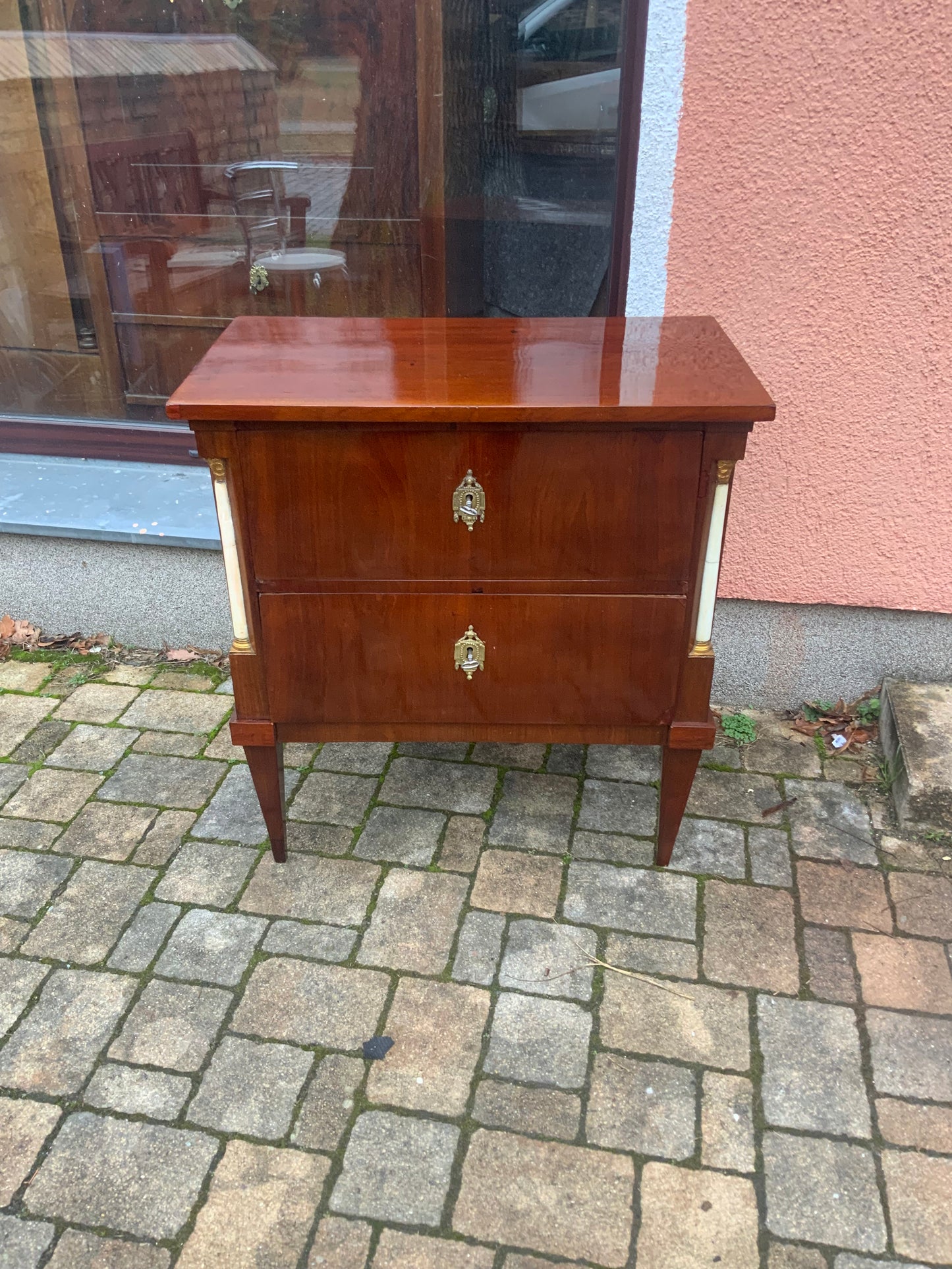 Kleine Empirekommode in Mahagoni um 1810