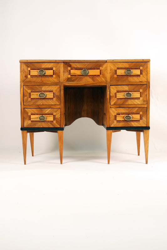 Louis Seize Damenschreibtisch in Nussbaum intarsiert um 1790