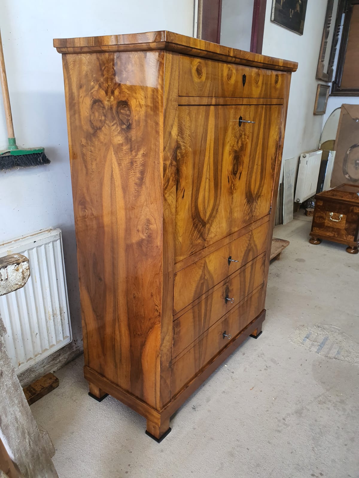 Biedermeier Sekretär in Nusswurzelfurnier um 1830