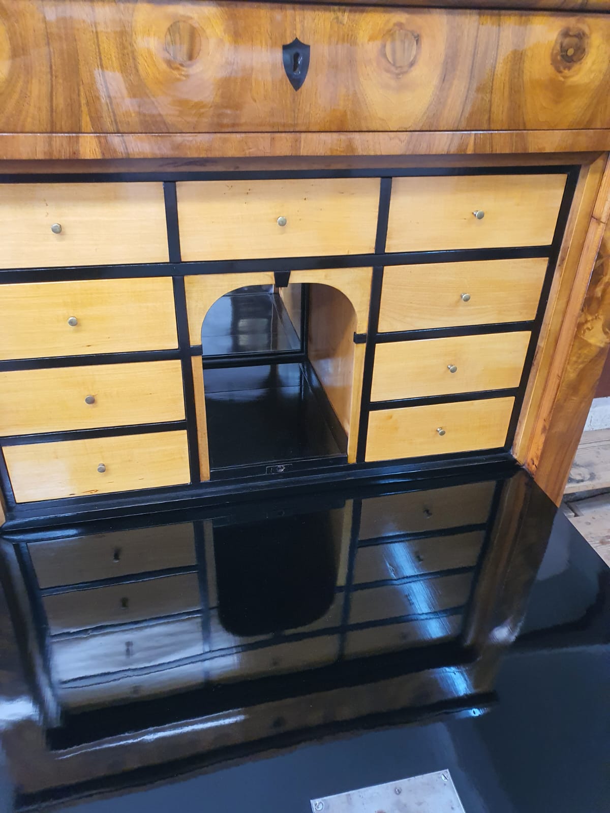 Biedermeier Sekretär in Nusswurzelfurnier um 1830