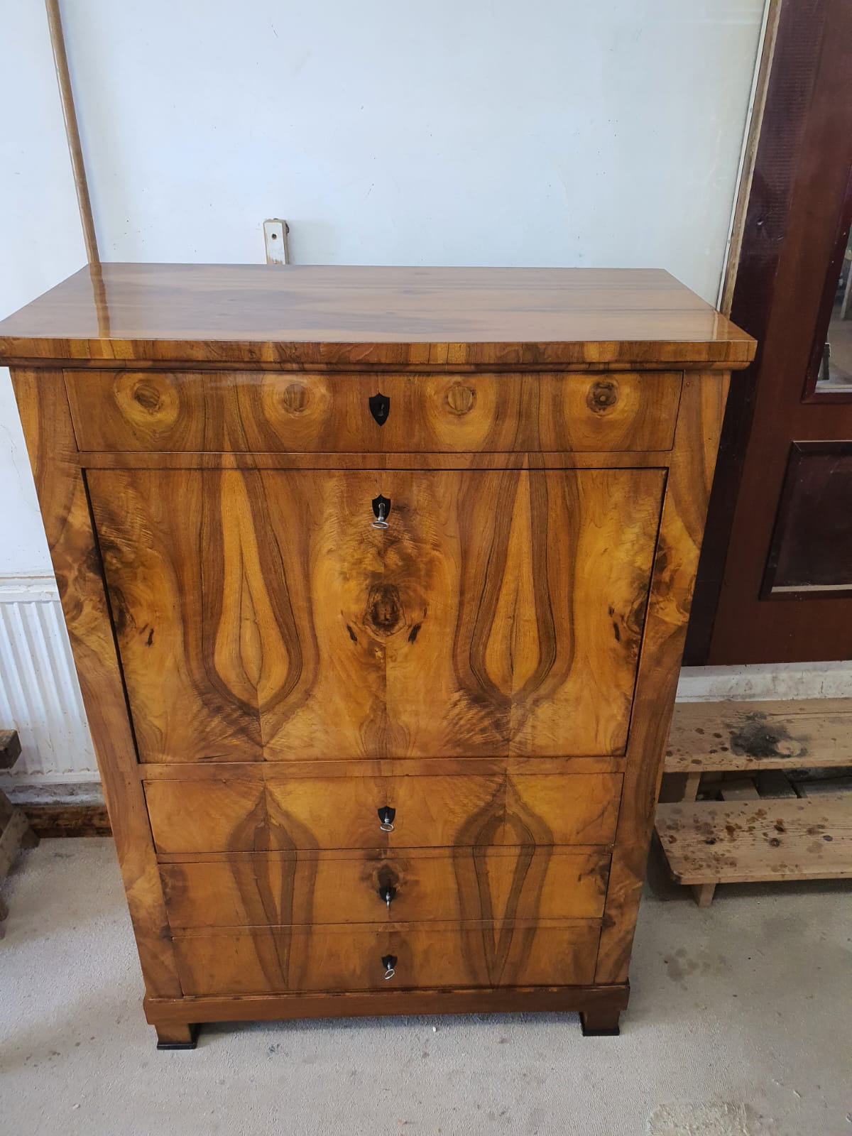 Biedermeier Sekretär in Nusswurzelfurnier um 1830