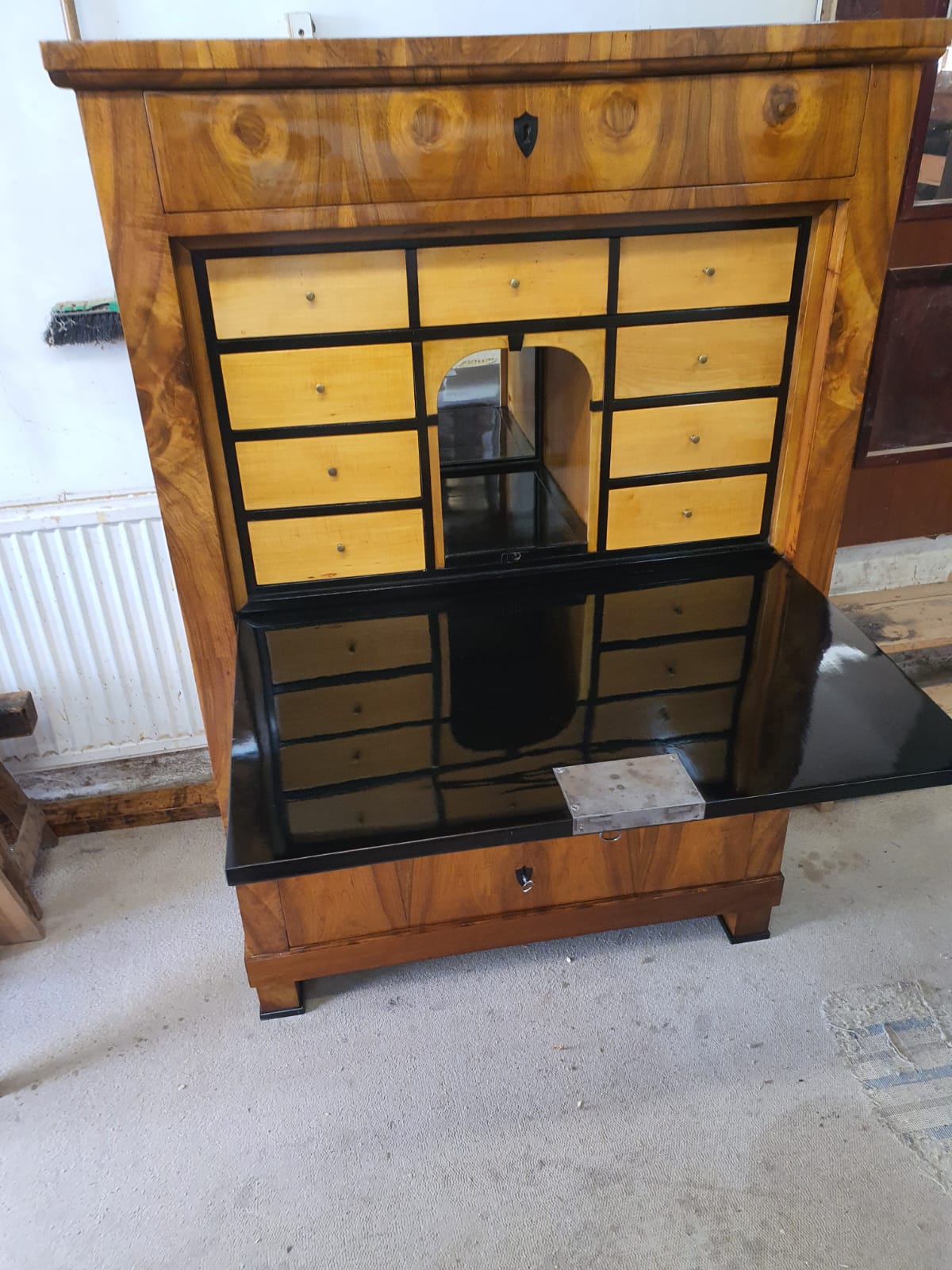 Biedermeier Sekretär in Nusswurzelfurnier um 1830
