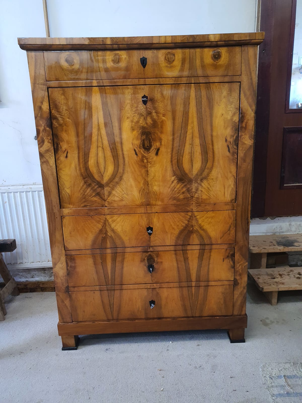 Biedermeier Sekretär in Nusswurzelfurnier um 1830