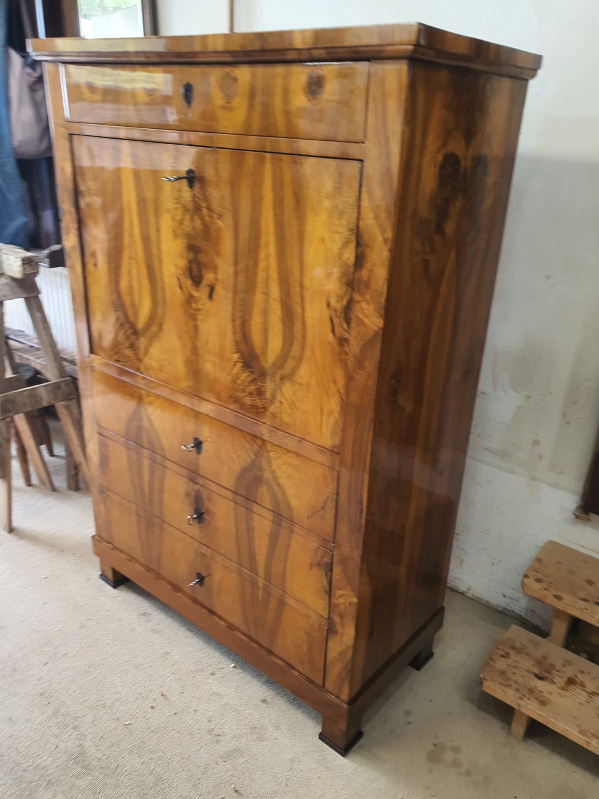 Biedermeier Sekretär in Nusswurzelfurnier um 1830