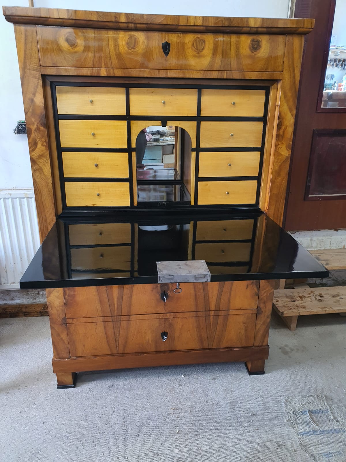 Biedermeier Sekretär in Nusswurzelfurnier um 1830