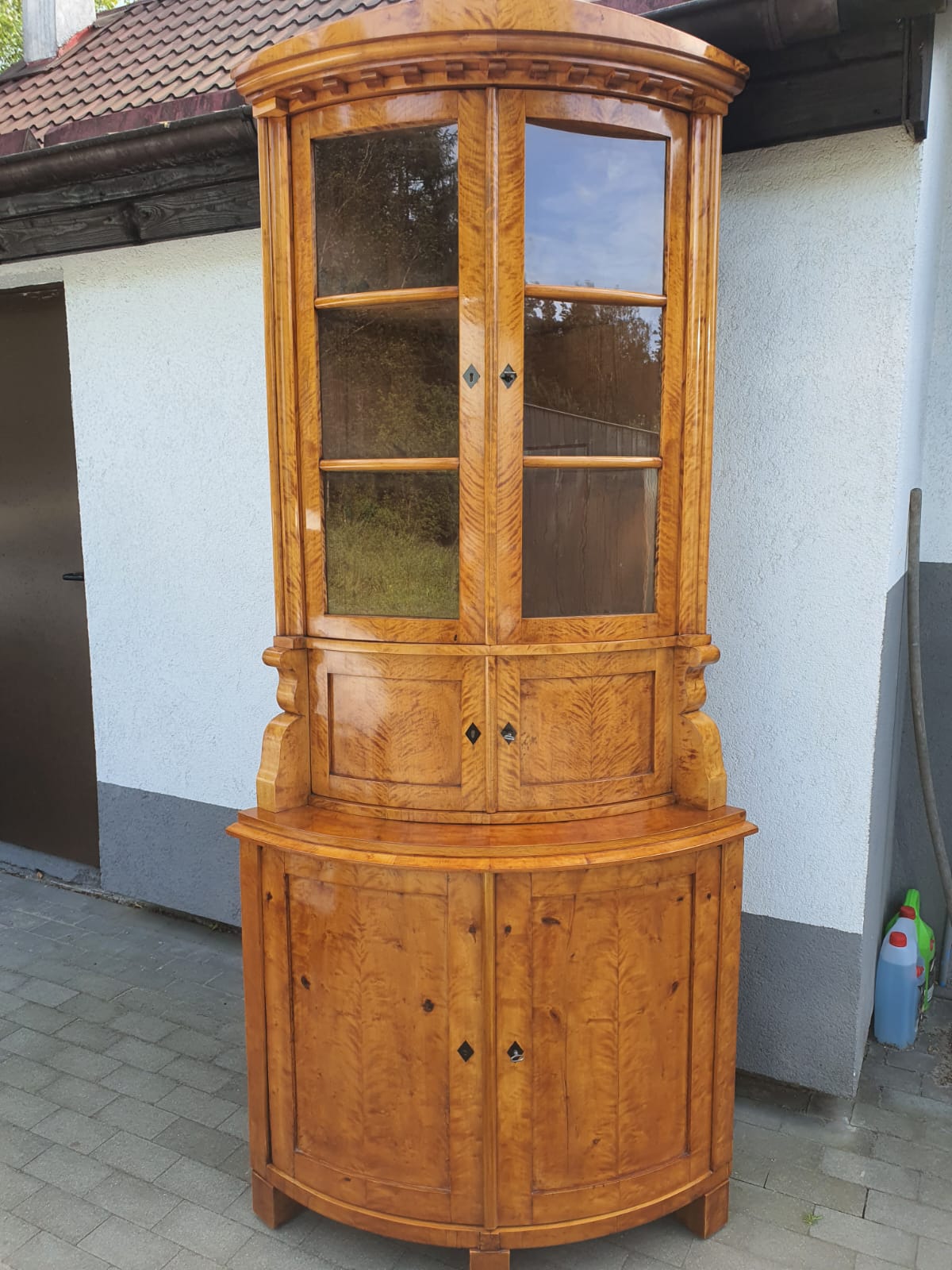 Biedermeier Eckvitrine in Birke um 1830