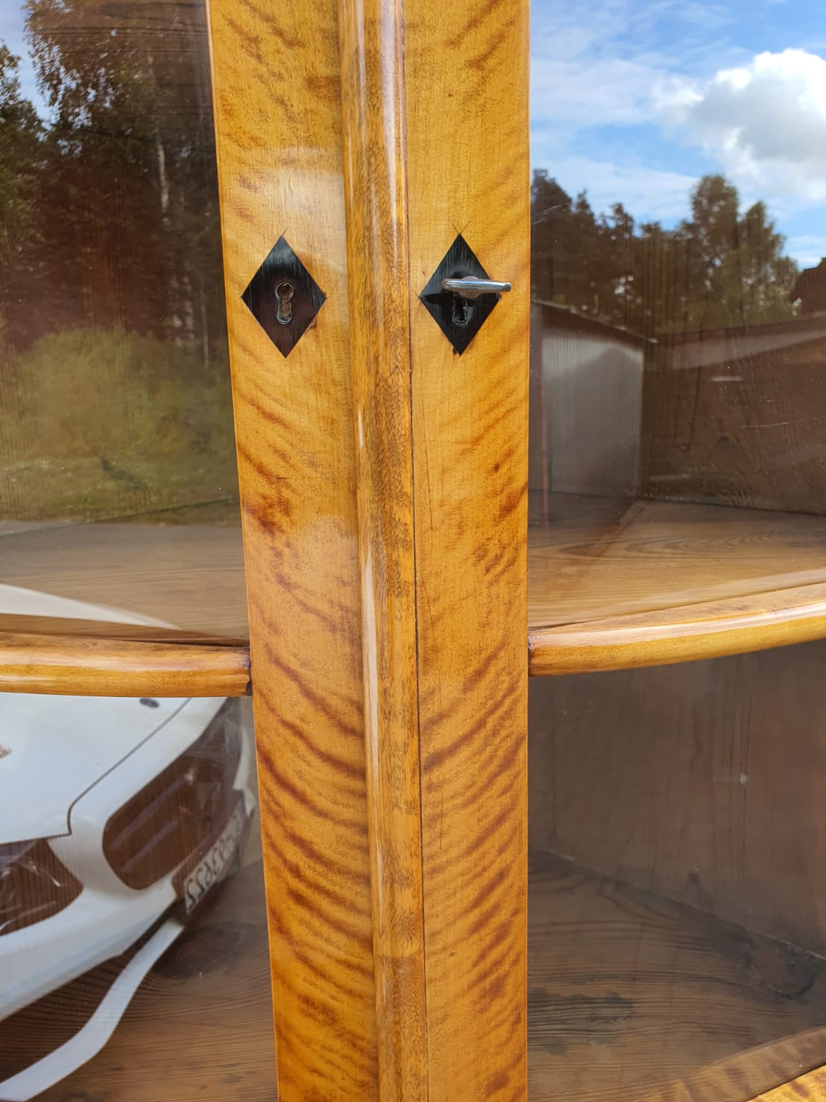 Biedermeier Eckvitrine in Birke um 1830