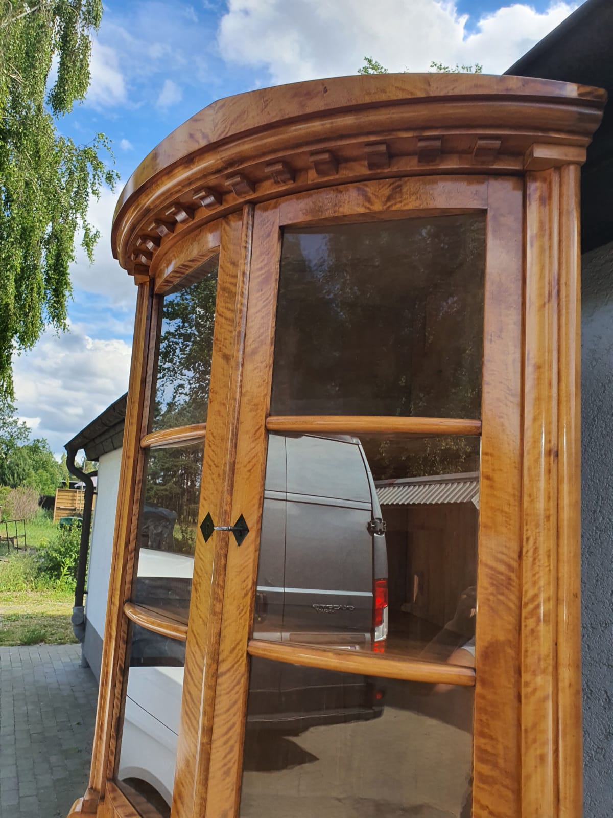 Biedermeier Eckvitrine in Birke um 1830
