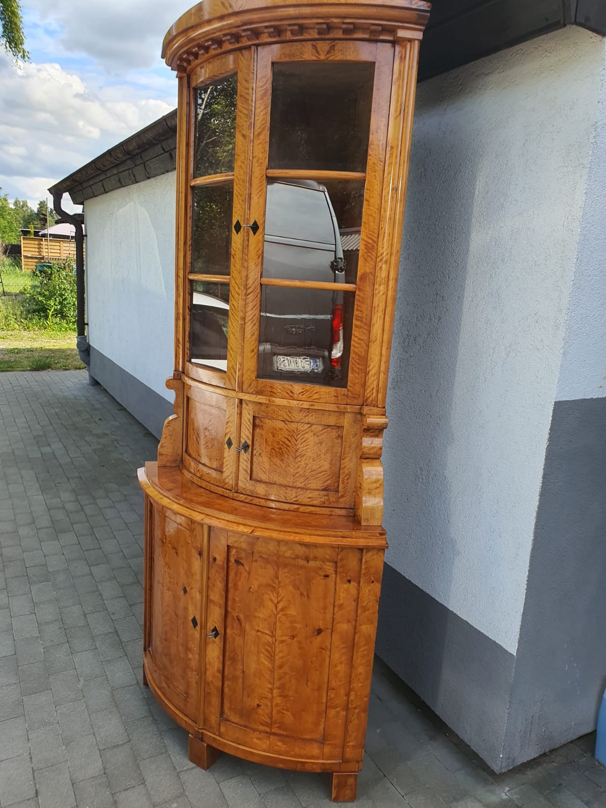 Biedermeier Eckvitrine in Birke um 1830